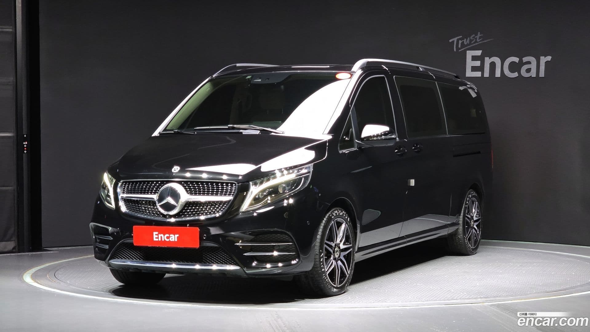 Main__Slider__Photo:V-Class Mercedes-Benz 2023.11-0