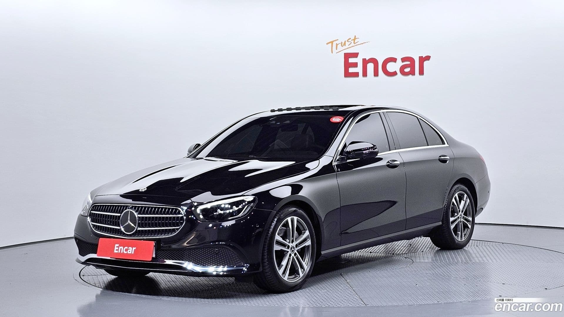 Main__Slider__Photo:E-Class Mercedes-Benz 2023.10-0