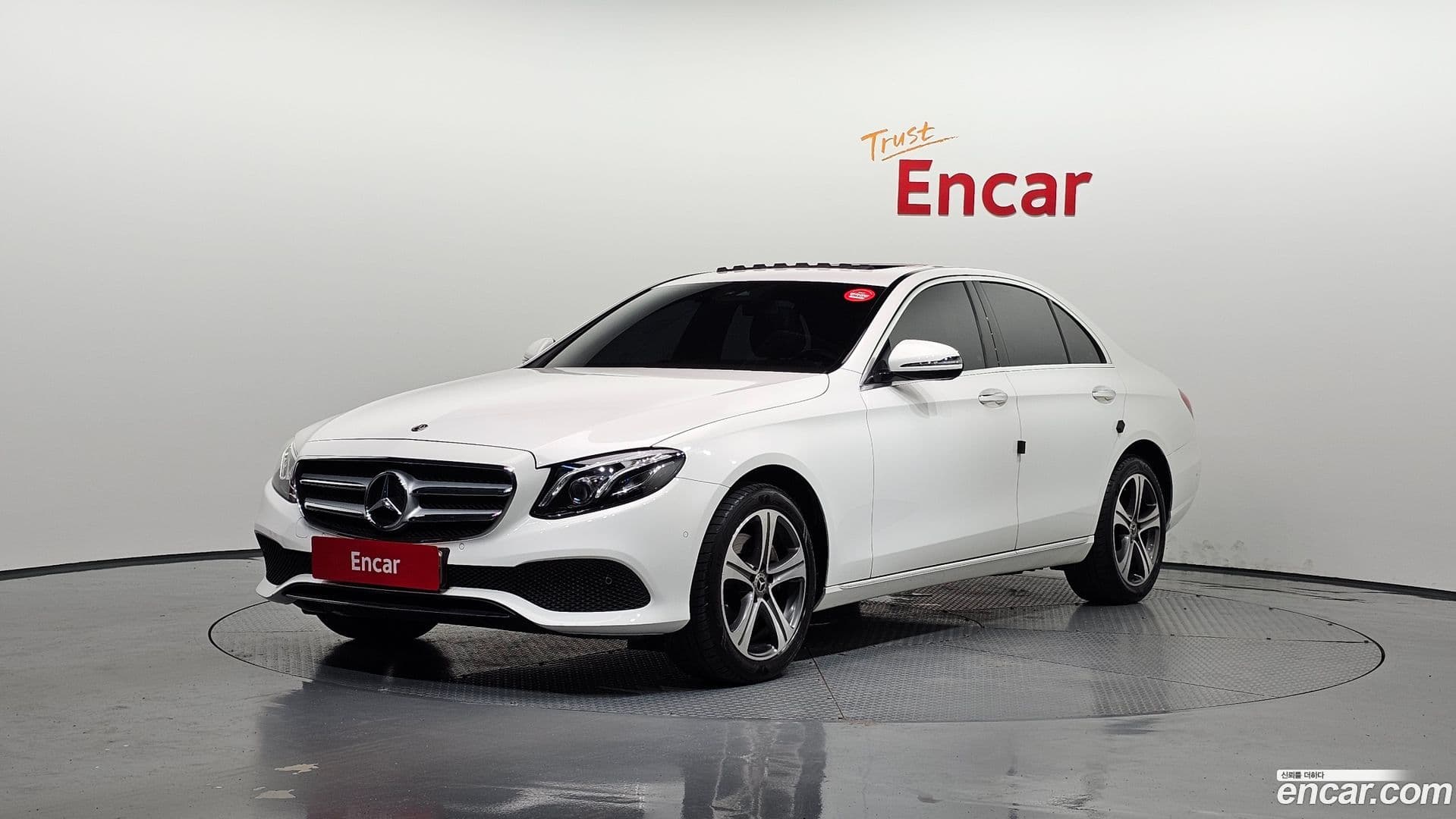 Main__Slider__Photo:E-Class Mercedes-Benz 2018.10-0