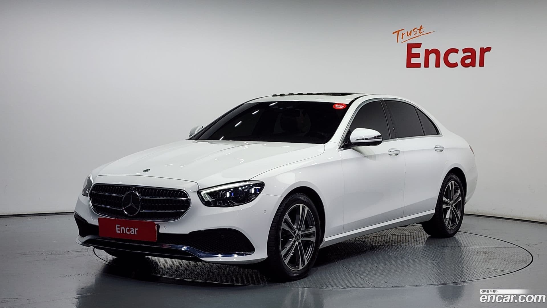 Main__Slider__Photo:E-Class Mercedes-Benz 2021.0-0