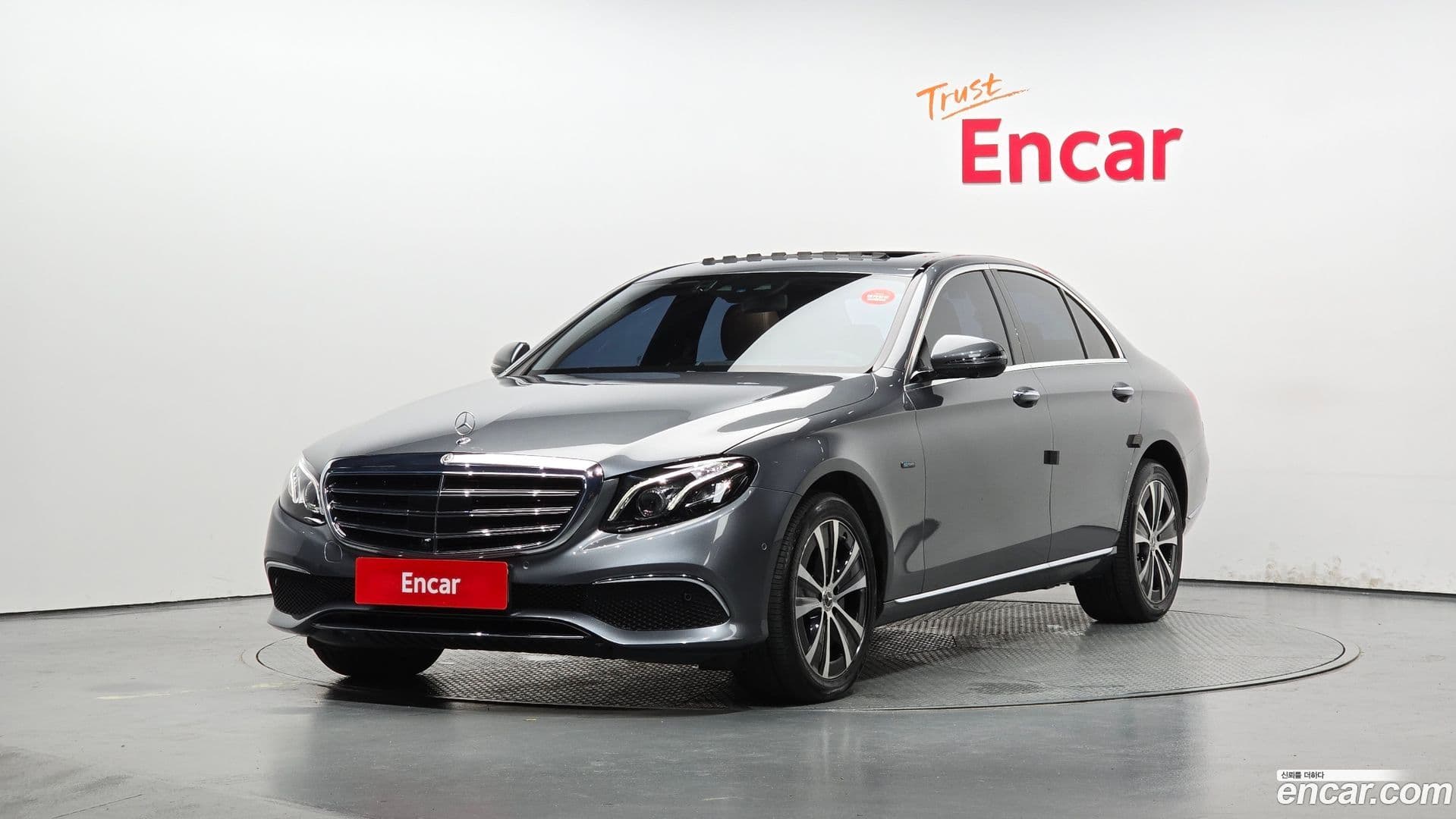 Main__Slider__Photo:E-Class Mercedes-Benz 2020.5-0