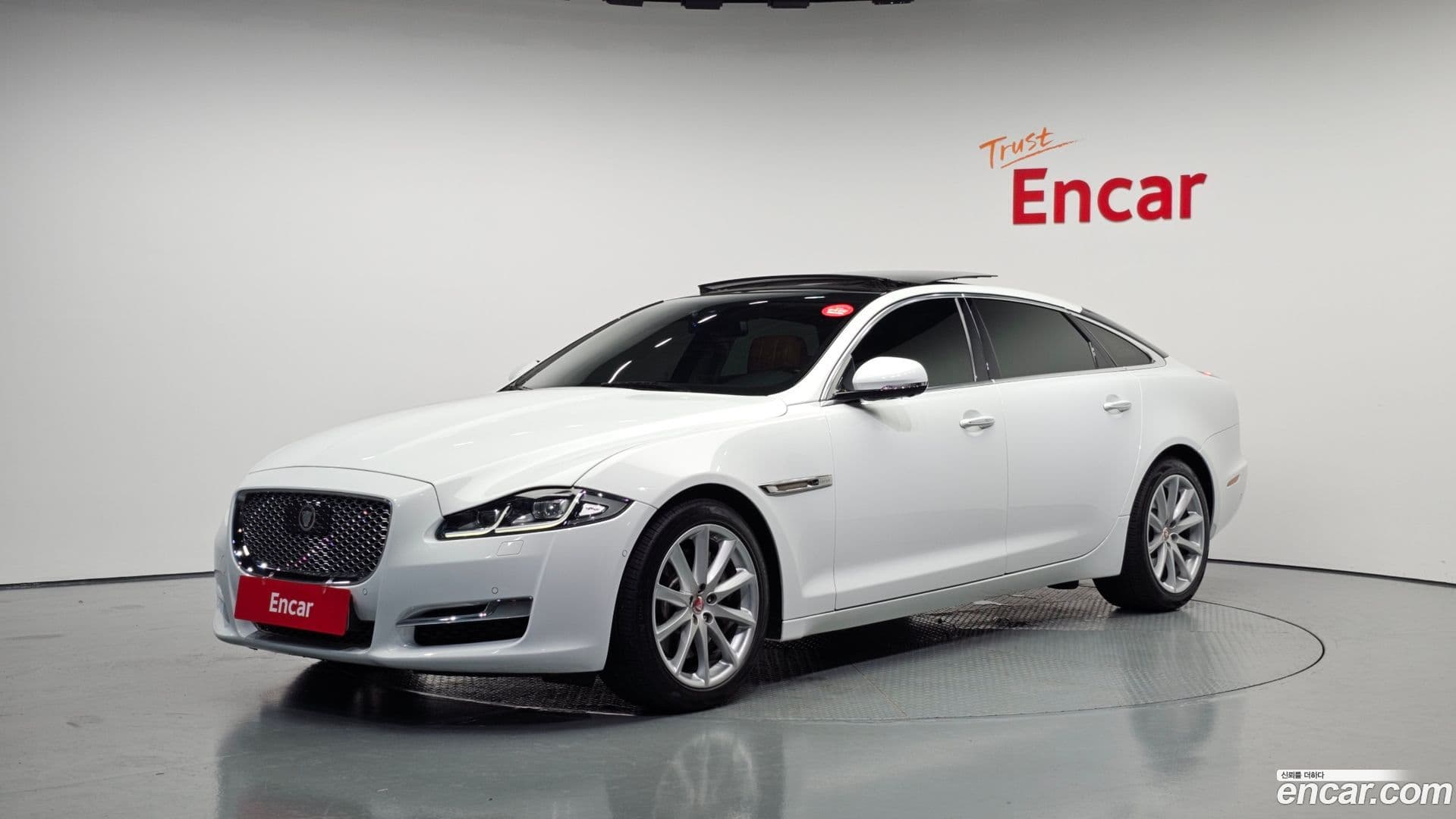 Main__Slider__Photo:XJ Jaguar 2017.7-0
