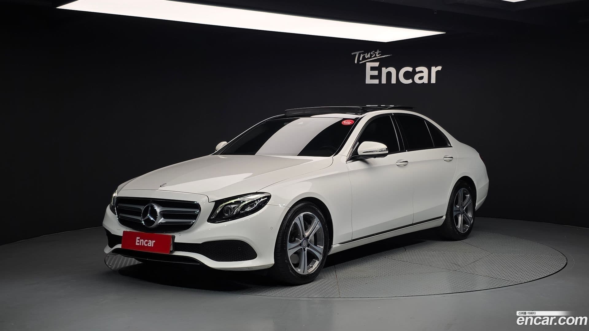 Main__Slider__Photo:E-Class Mercedes-Benz 2016.9-0