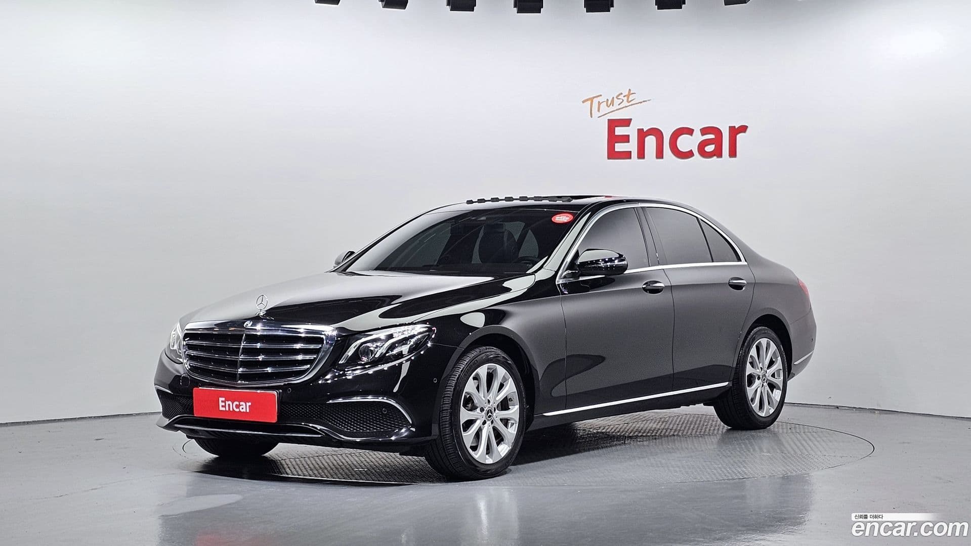 Main__Slider__Photo:E-Class Mercedes-Benz 2020.5-0