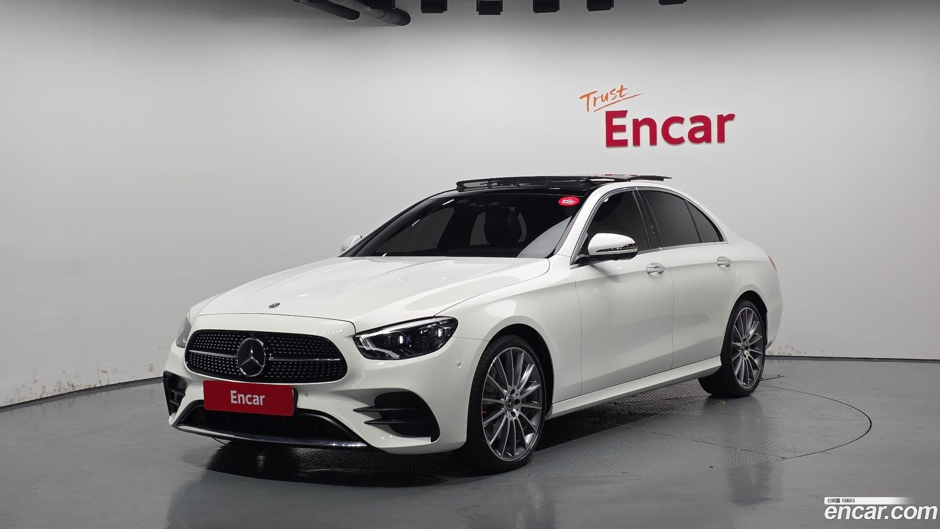 Main__Slider__Photo:E-Class Mercedes-Benz 2021.5-0