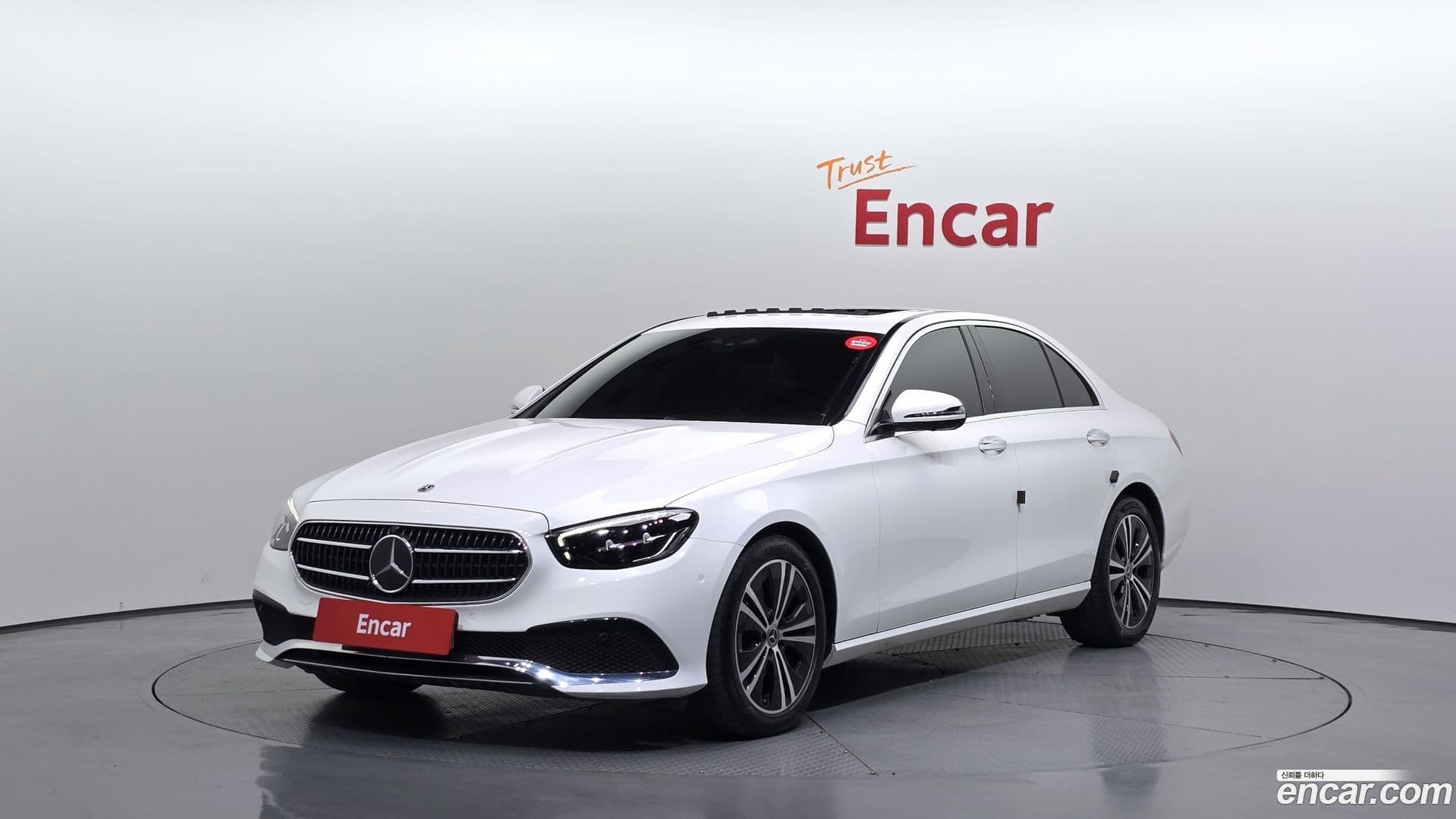 Main__Slider__Photo:E-Class Mercedes-Benz 2022.0-0