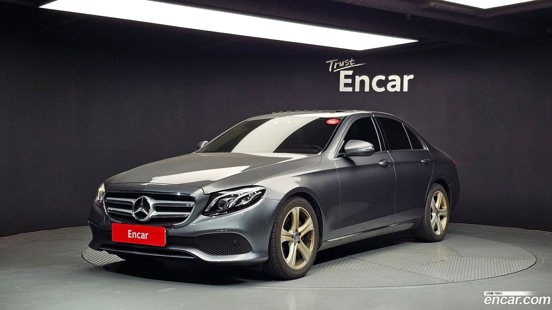 Main__Slider__Photo:E-Class Mercedes-Benz 2017.0-0