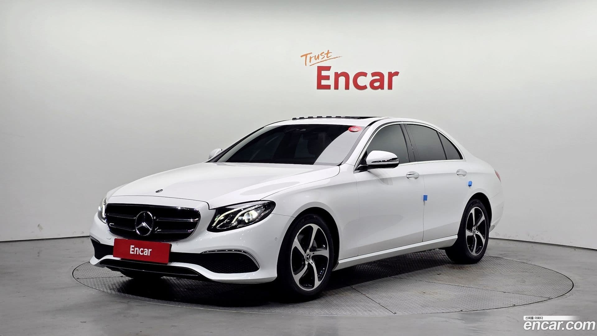 Main__Slider__Photo:E-Class Mercedes-Benz 2020.2-0