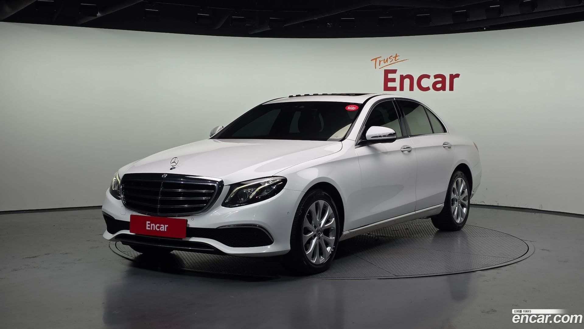 Main__Slider__Photo:E-Class Mercedes-Benz 2019.8-0