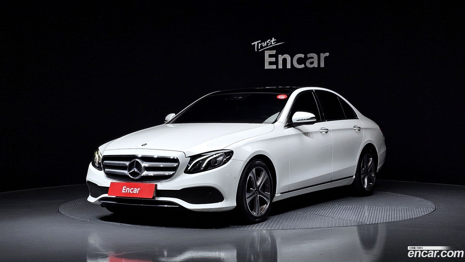 Main__Slider__Photo:E-Class Mercedes-Benz 2018.10-0