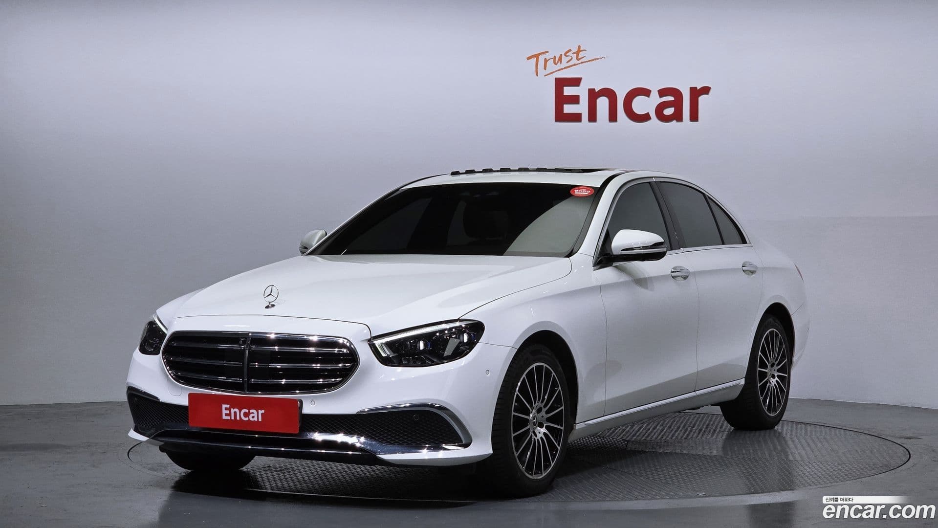 Main__Slider__Photo:E-Class Mercedes-Benz 2022.7-0