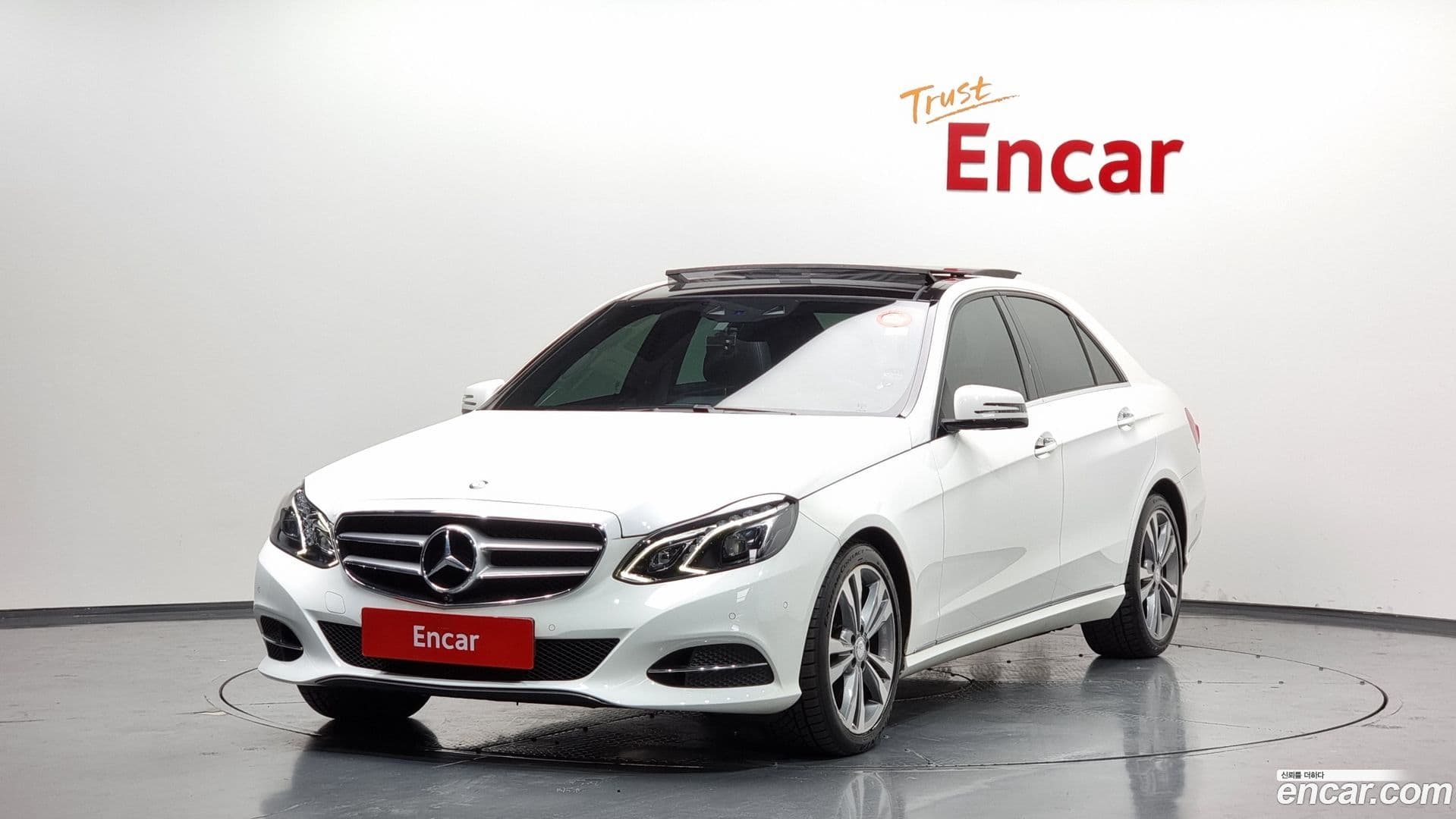Main__Slider__Photo:E-Class Mercedes-Benz 2015.5-0