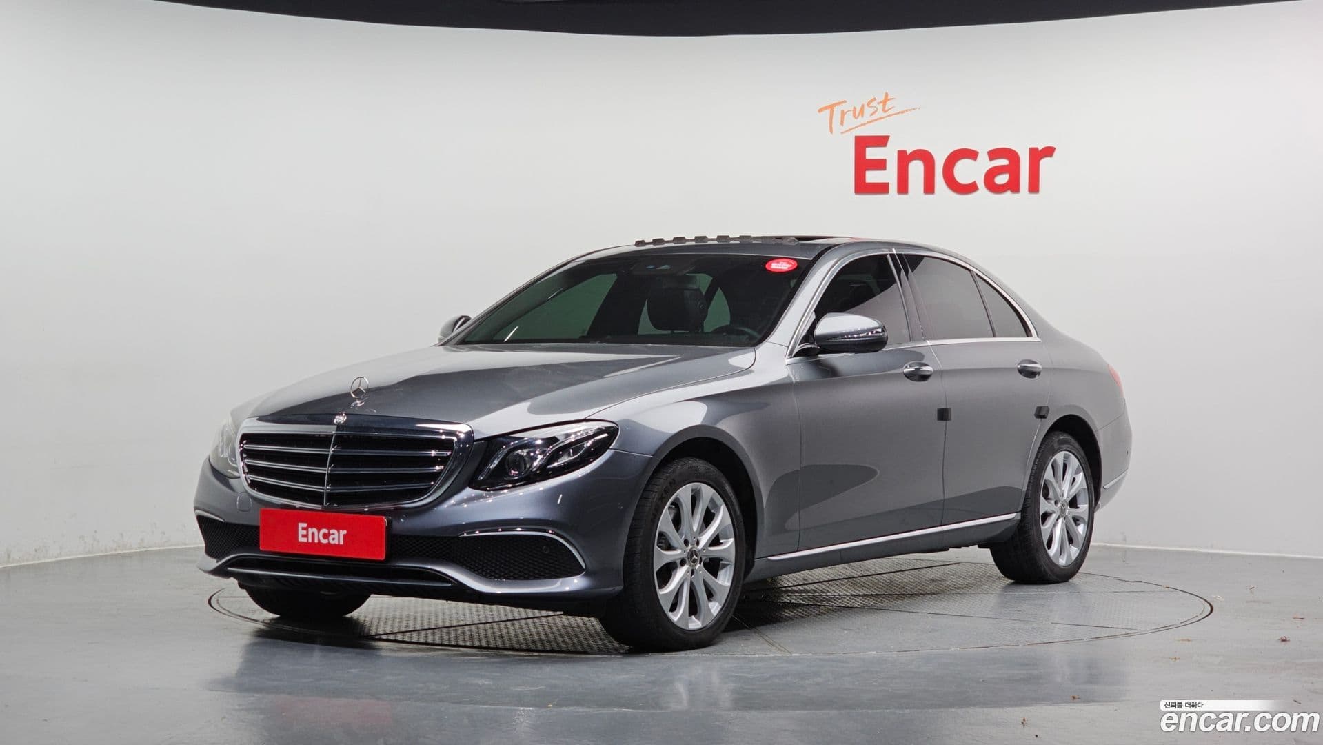 Main__Slider__Photo:E-Class Mercedes-Benz 2019.8-0