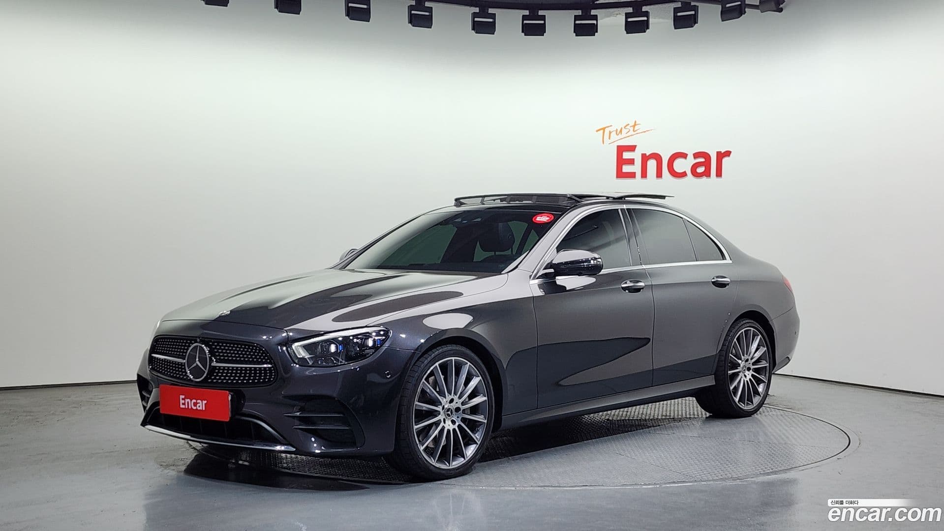 Main__Slider__Photo:E-Class Mercedes-Benz 2021.10-0