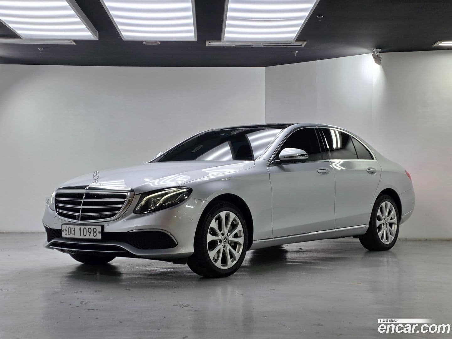 Main__Slider__Photo:E-Class Mercedes-Benz 2019.4-0
