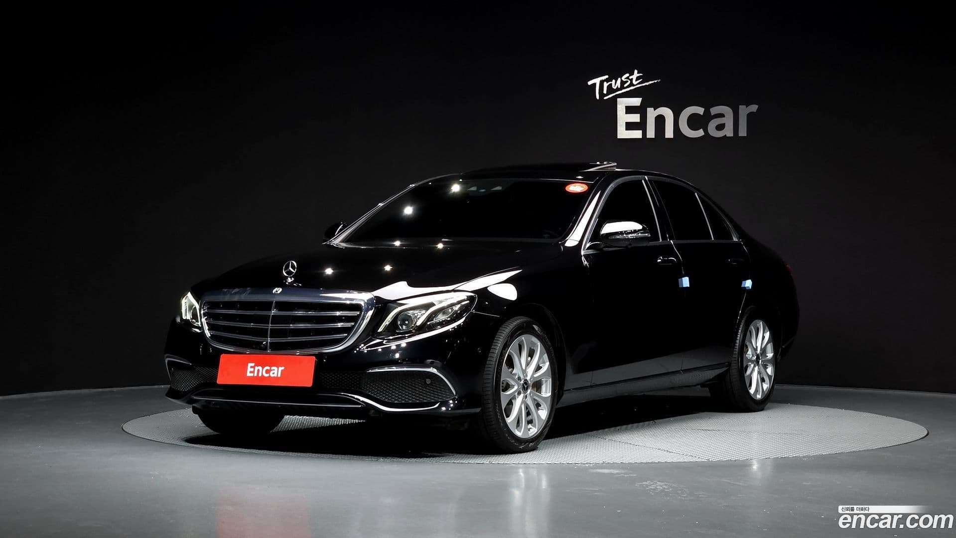 Main__Slider__Photo:E-Class Mercedes-Benz 2020.7-0