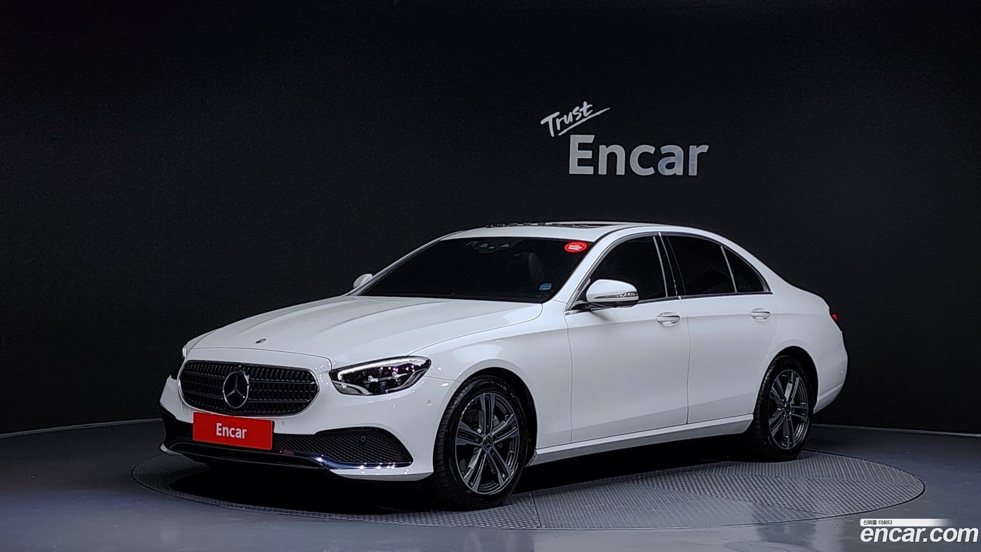 Main__Slider__Photo:E-Class Mercedes-Benz 2023.10-0