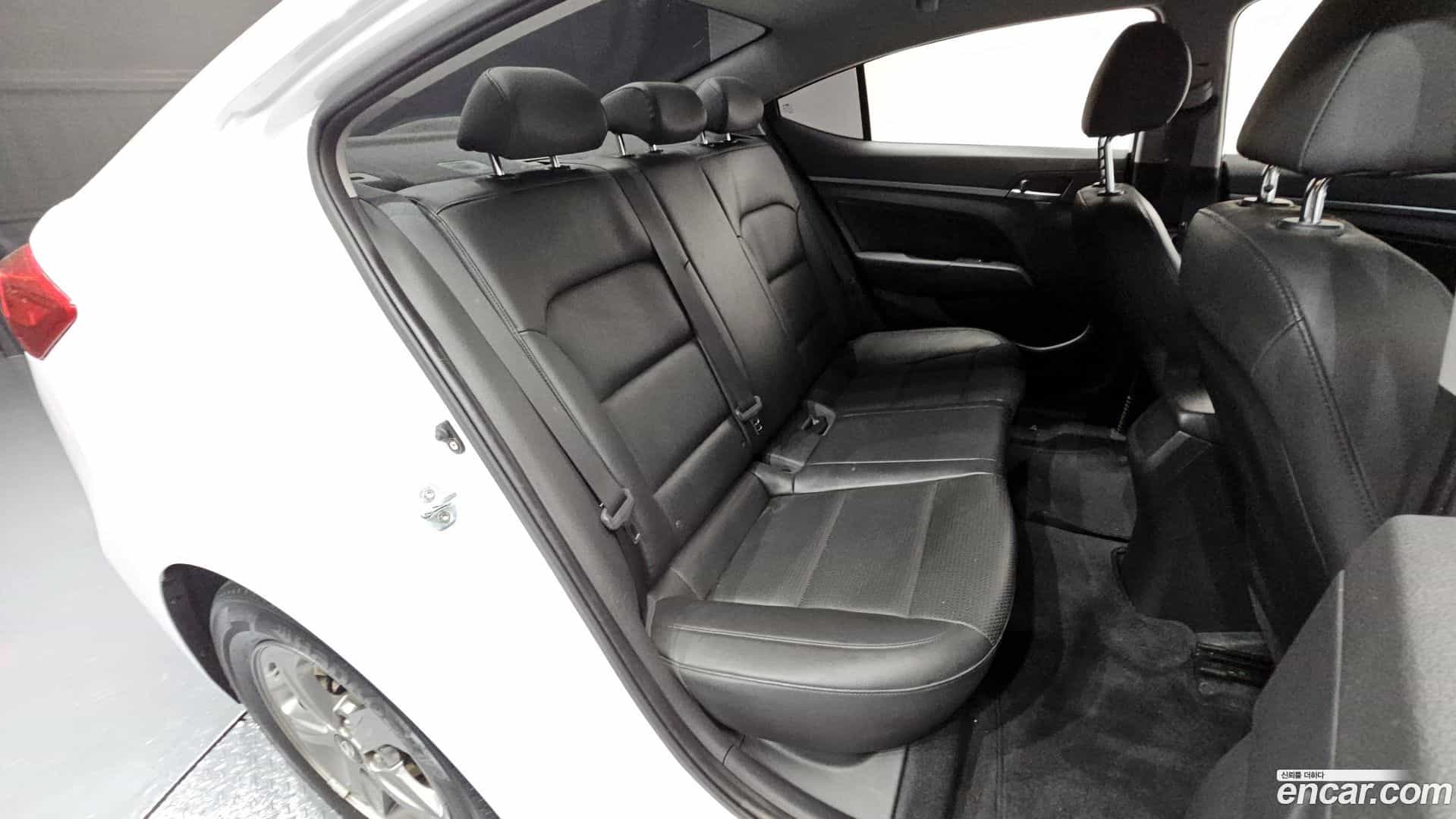 AVANTE Hyundai 2018.0-OPTION-16
