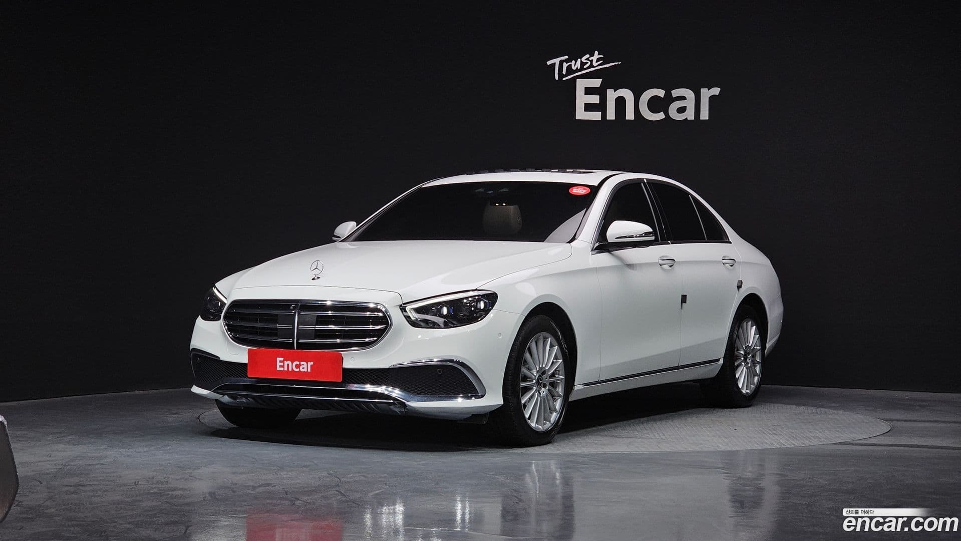Main__Slider__Photo:E-Class Mercedes-Benz 2023.5-0
