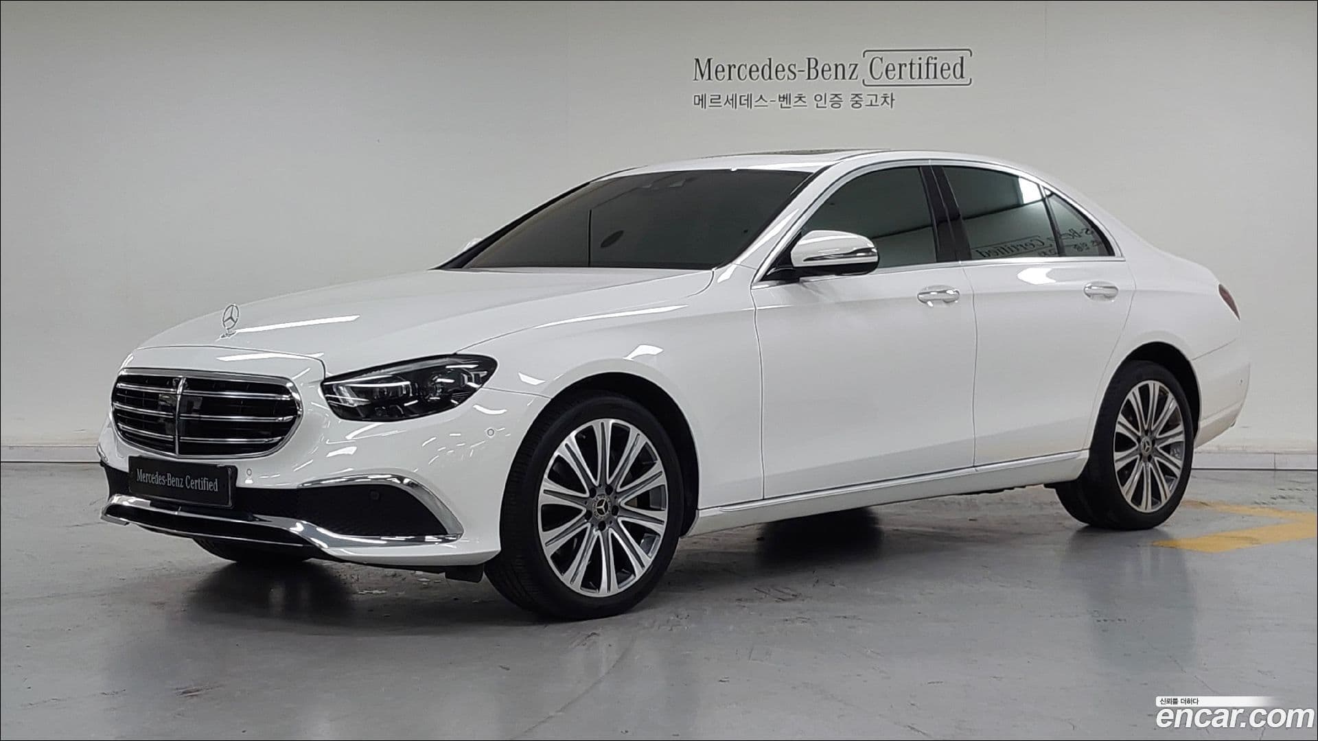 Main__Slider__Photo:E-Class Mercedes-Benz 2022.10-0