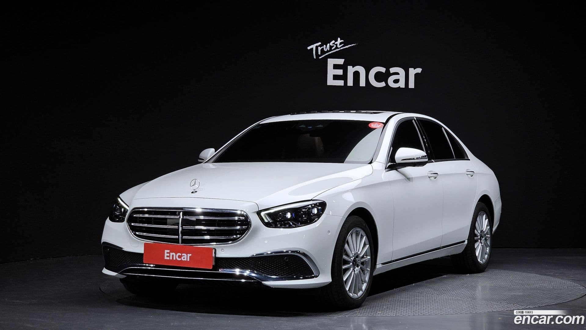 Main__Slider__Photo:E-Class Mercedes-Benz 2023.5-0