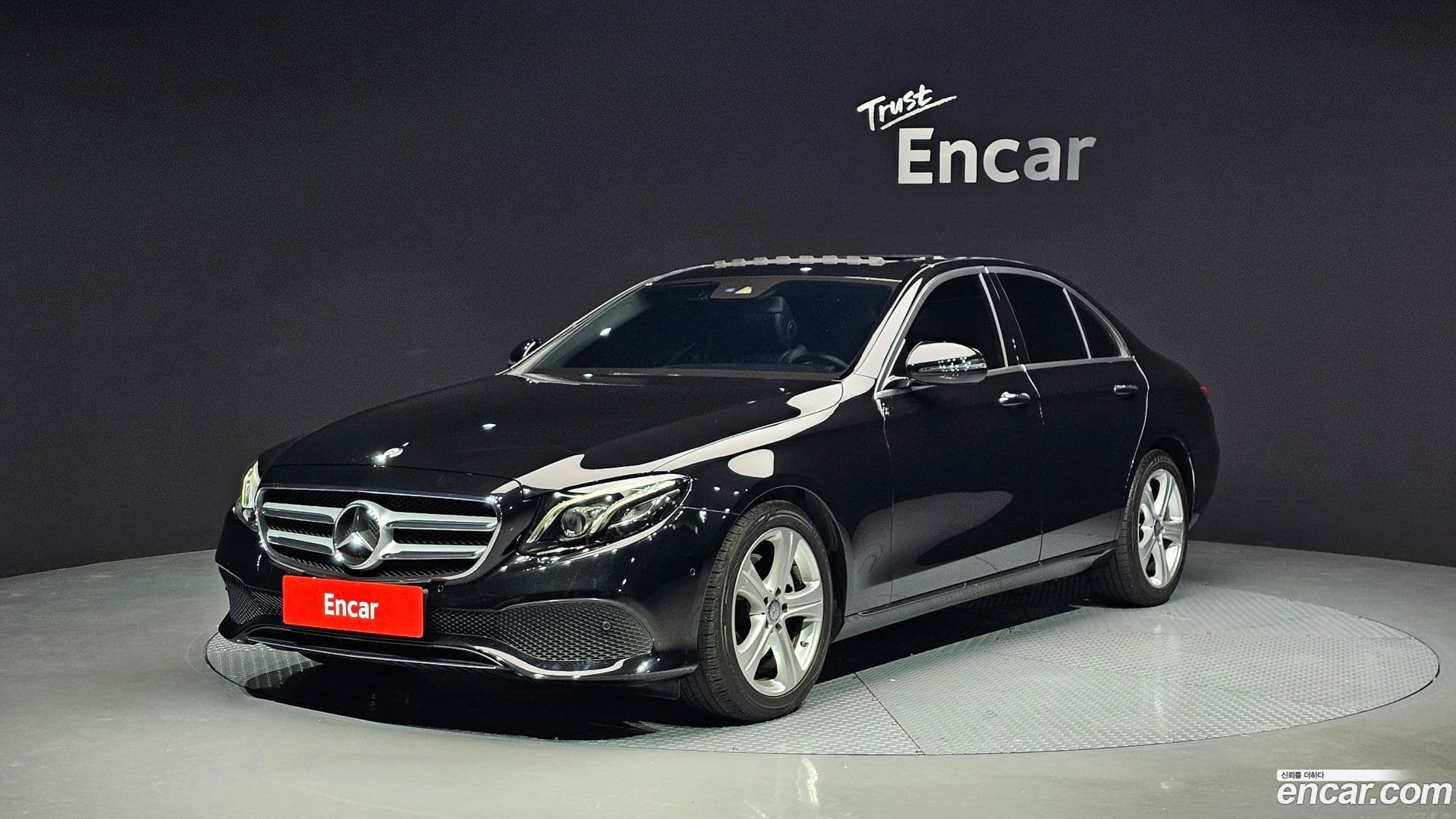 Main__Slider__Photo:E-Class Mercedes-Benz 2016.10-0
