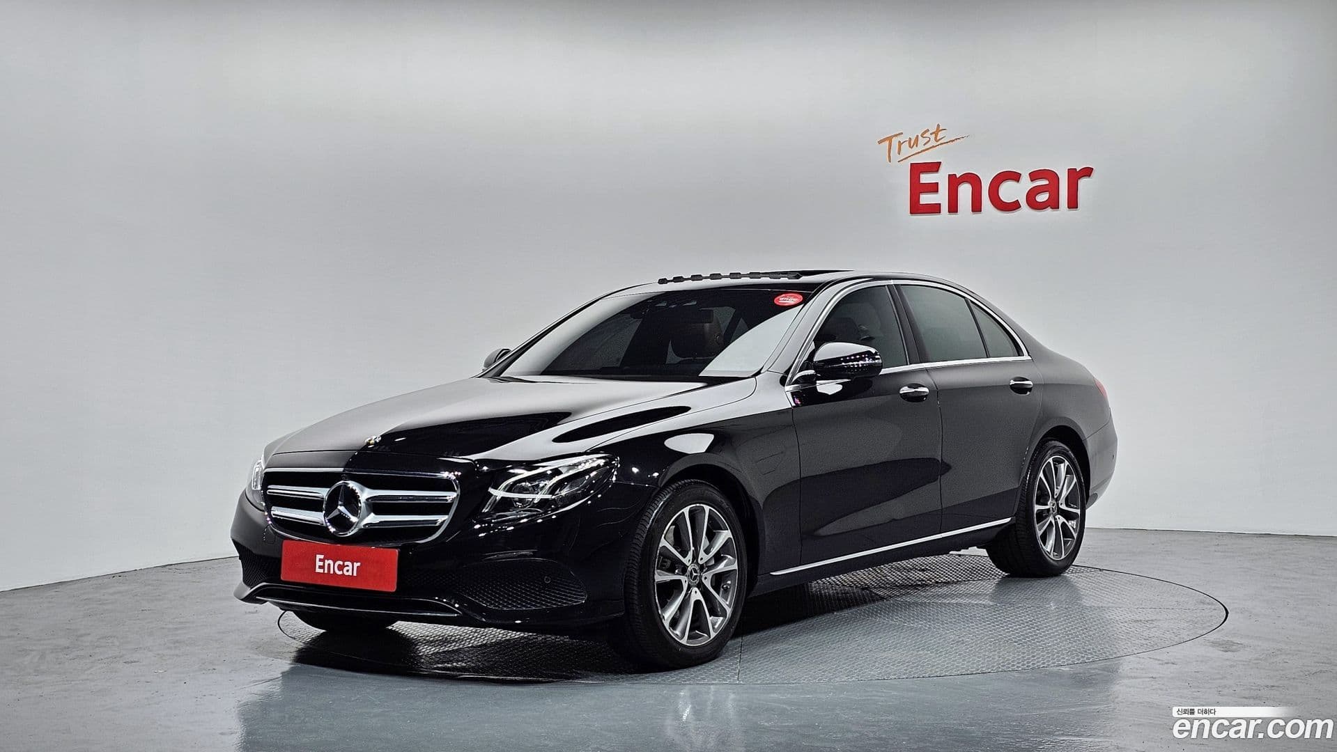 Main__Slider__Photo:E-Class Mercedes-Benz 2018.10-0