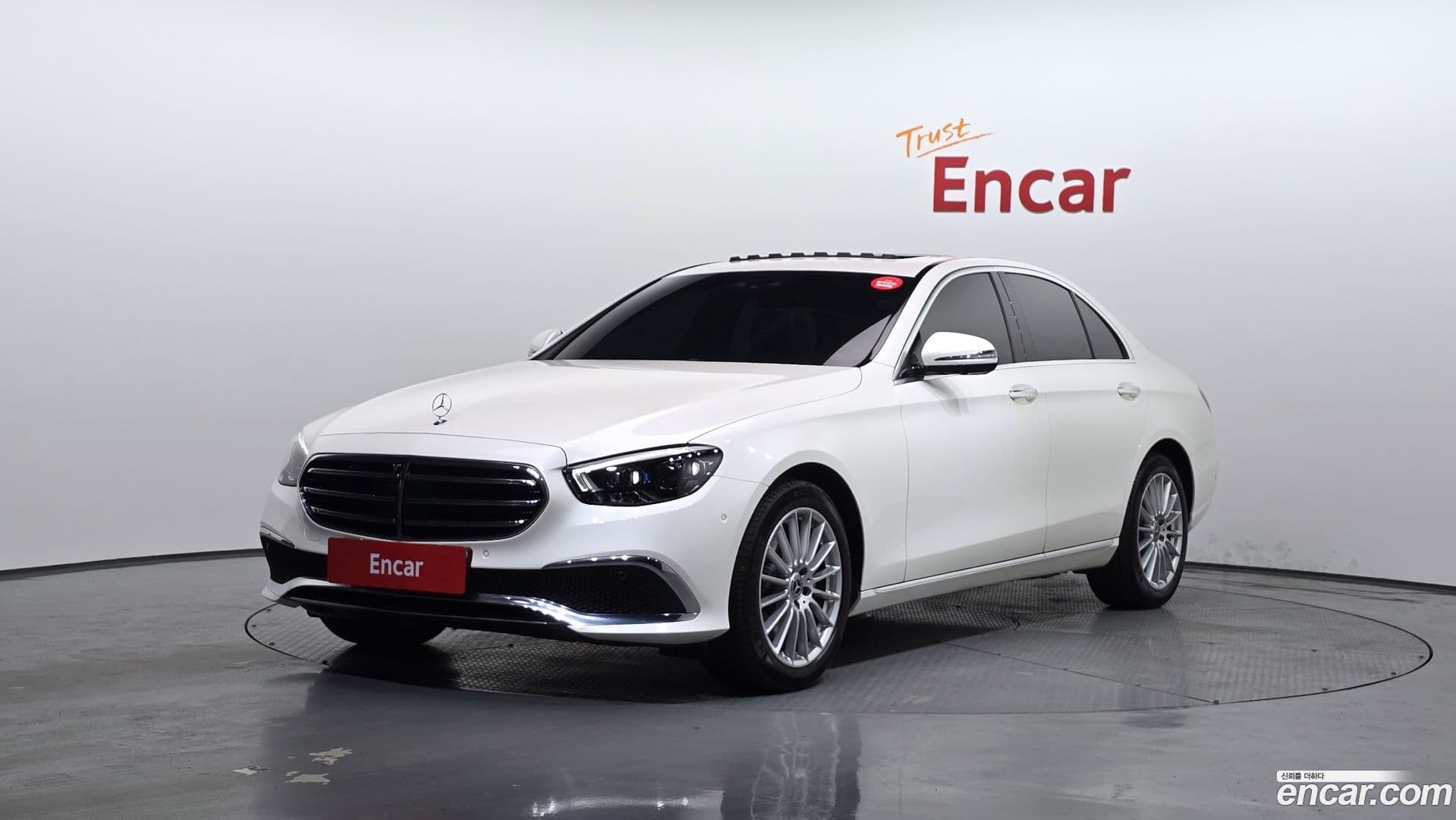 Main__Slider__Photo:E-Class Mercedes-Benz 2022.3-0