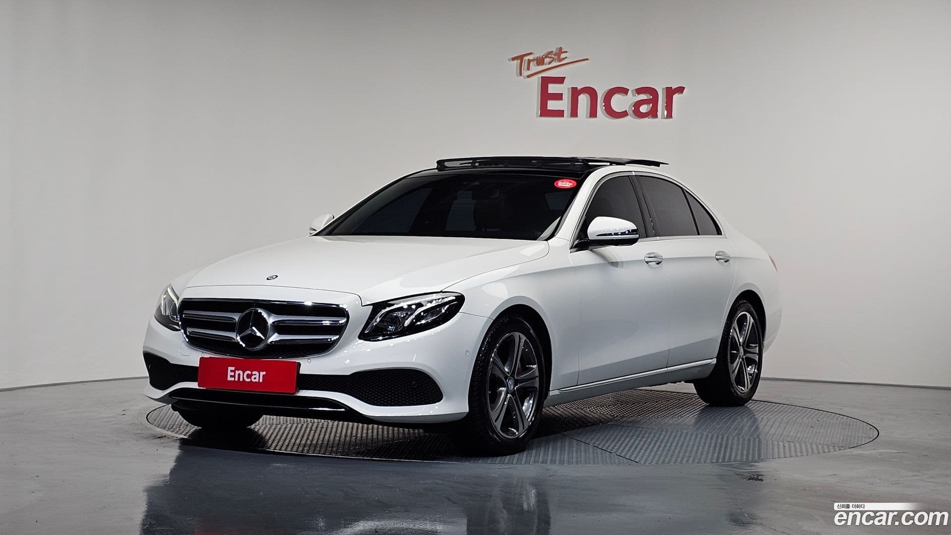 Main__Slider__Photo:E-Class Mercedes-Benz 2016.8-0