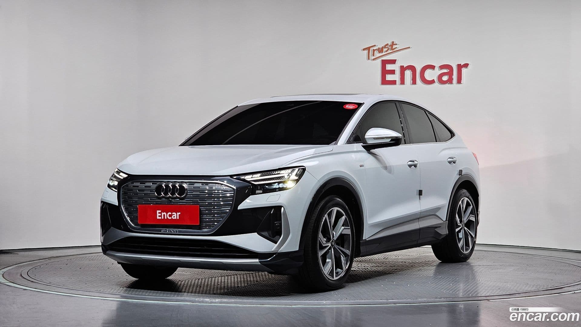 Main__Slider__Photo:Q4 e-tron Audi 2022.9-0