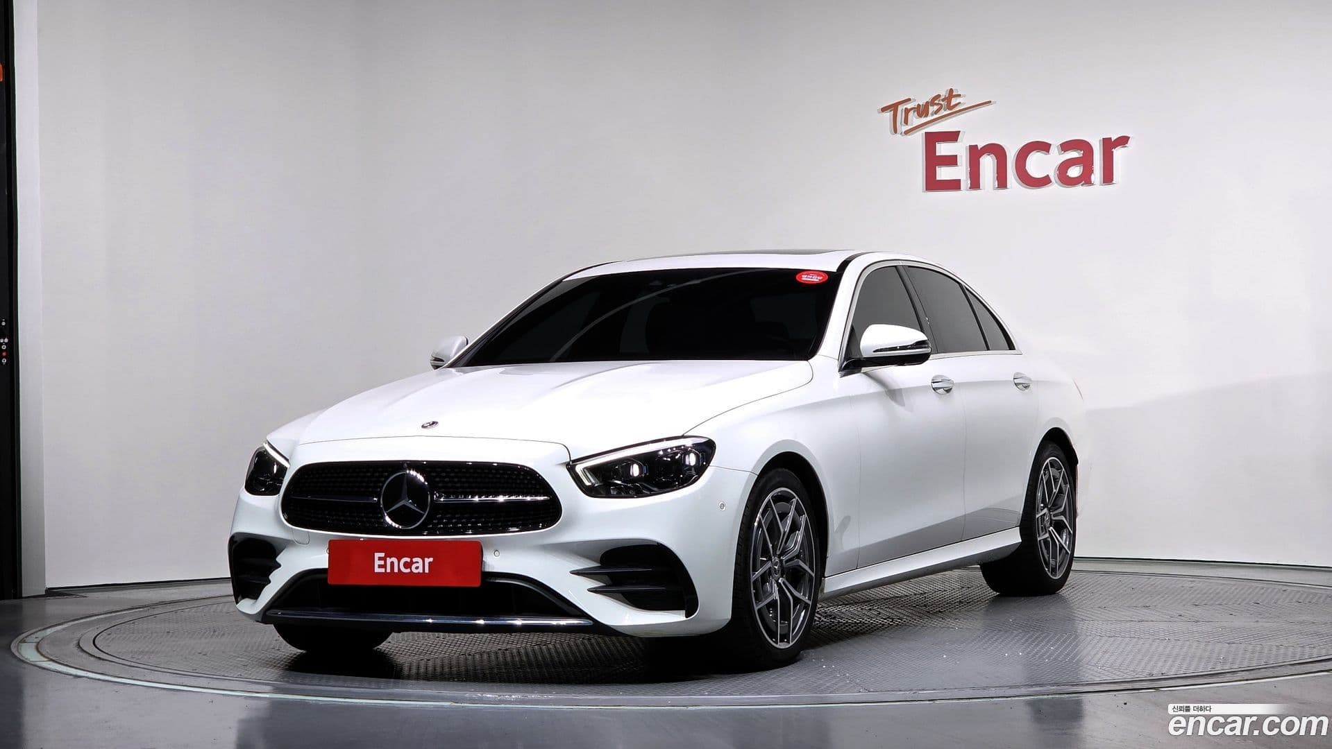 Main__Slider__Photo:E-Class Mercedes-Benz 2022.0-0