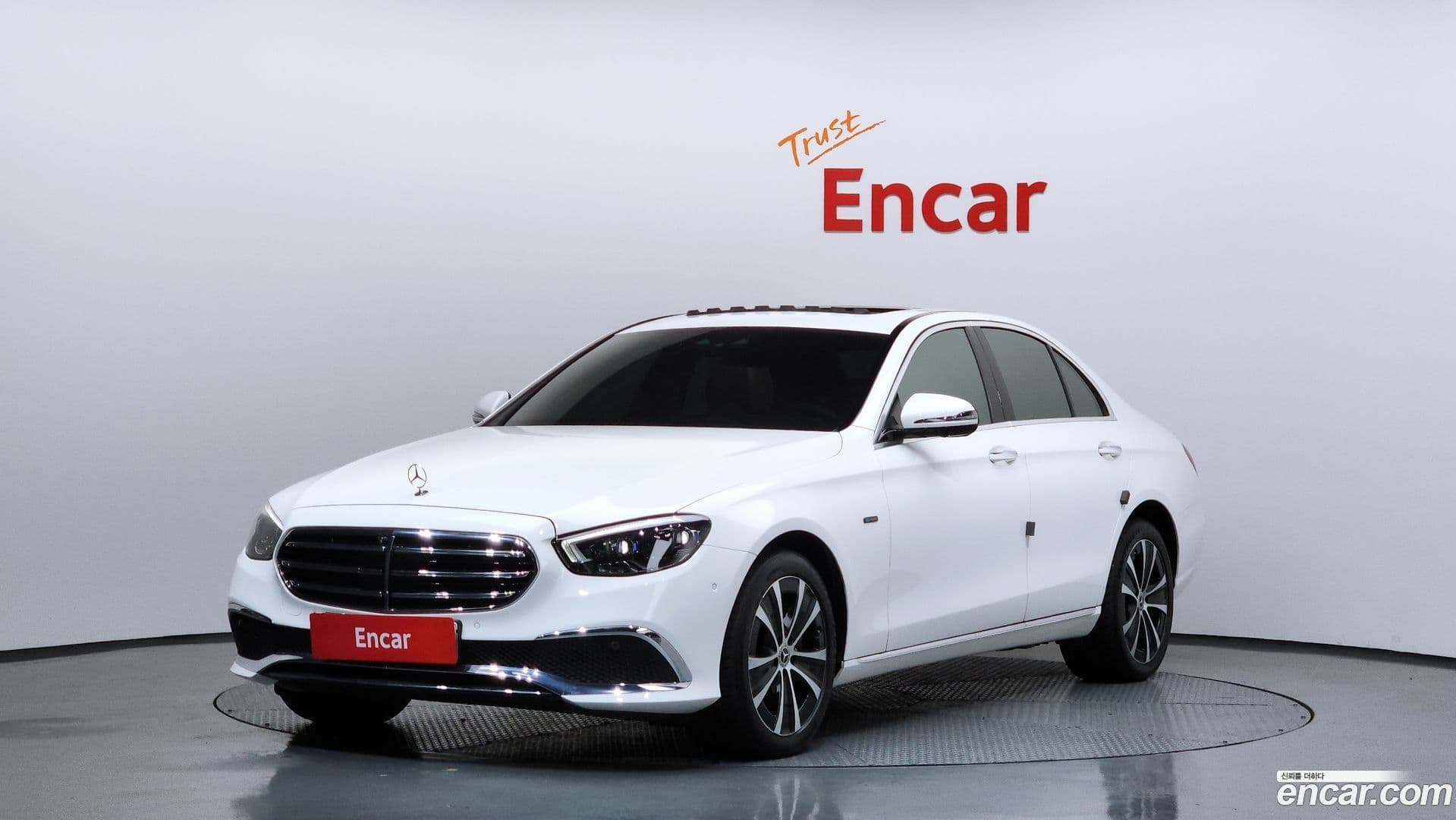 Main__Slider__Photo:E-Class Mercedes-Benz 2021.1-0