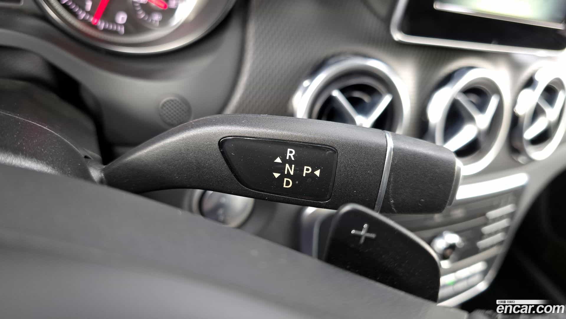 GLA-Class Mercedes-Benz 2017.10-INNER-009