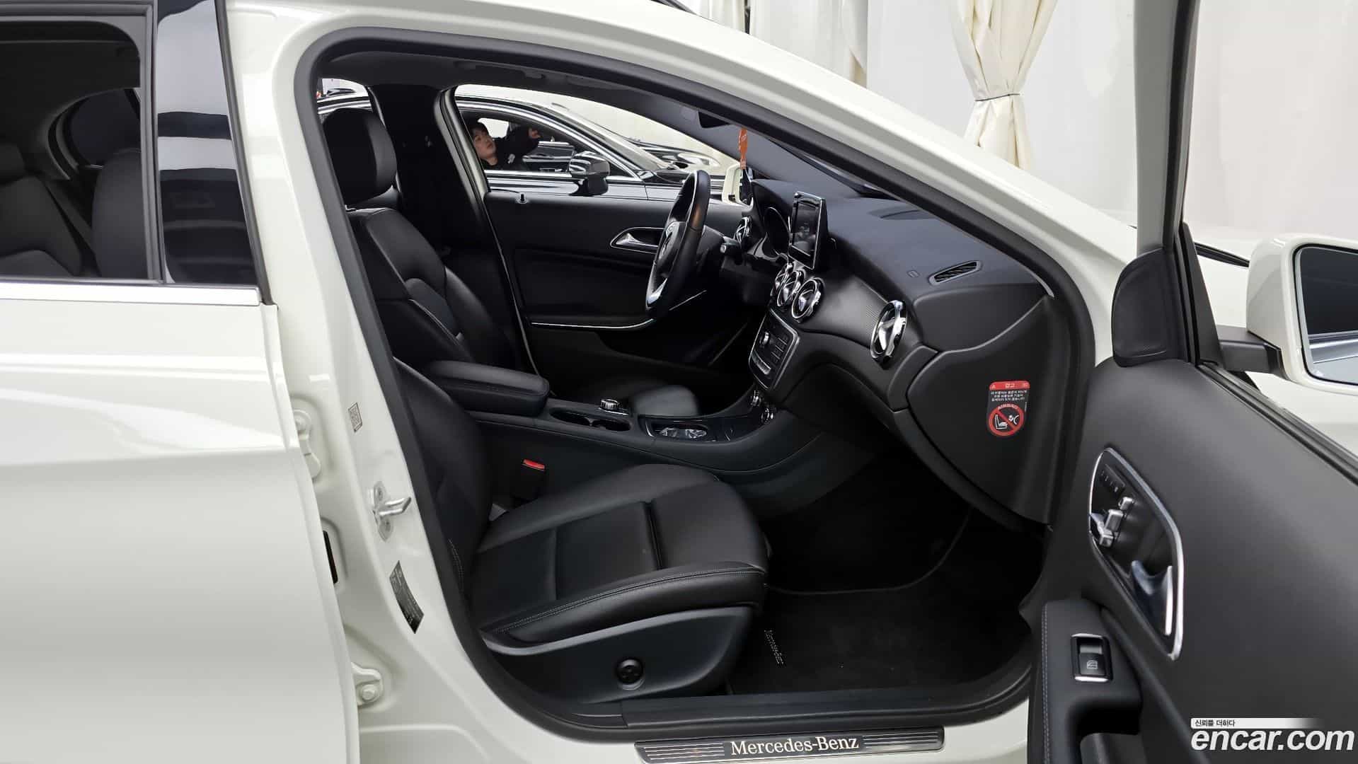GLA-Class Mercedes-Benz 2017.10-OPTION-015