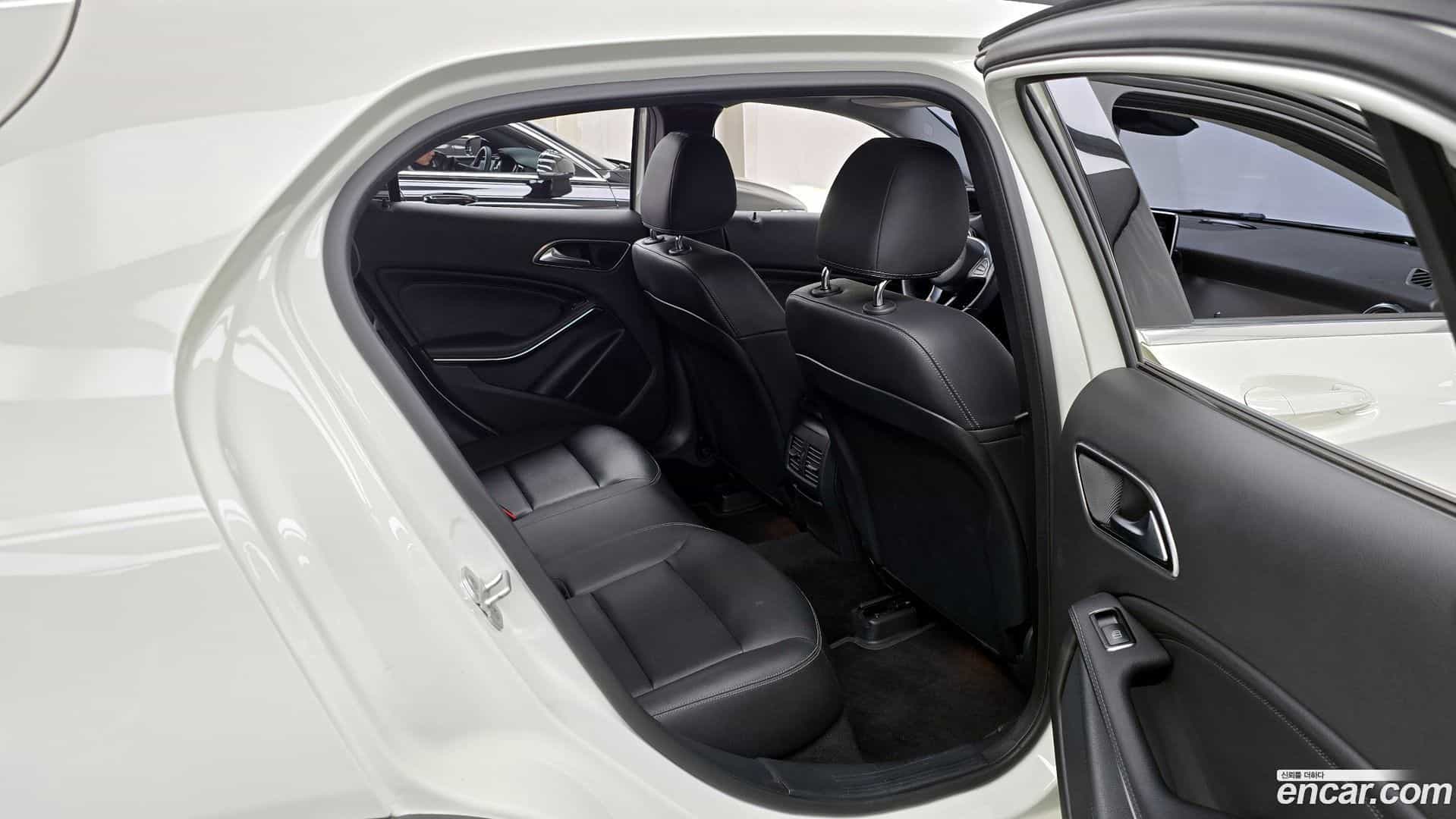 GLA-Class Mercedes-Benz 2017.10-OPTION-016