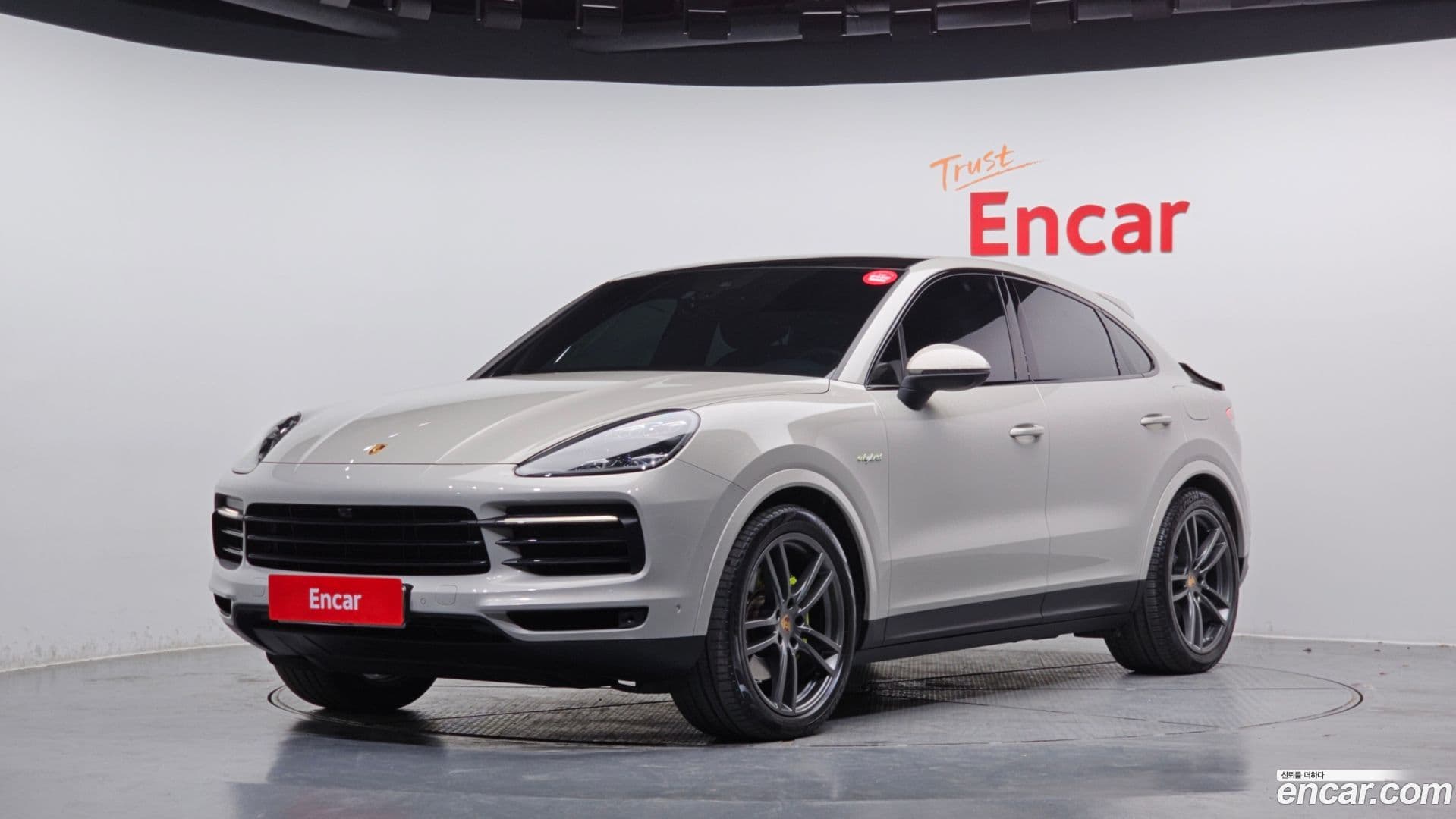 Main__Slider__Photo:Cayenne Porsche 2021.3-0