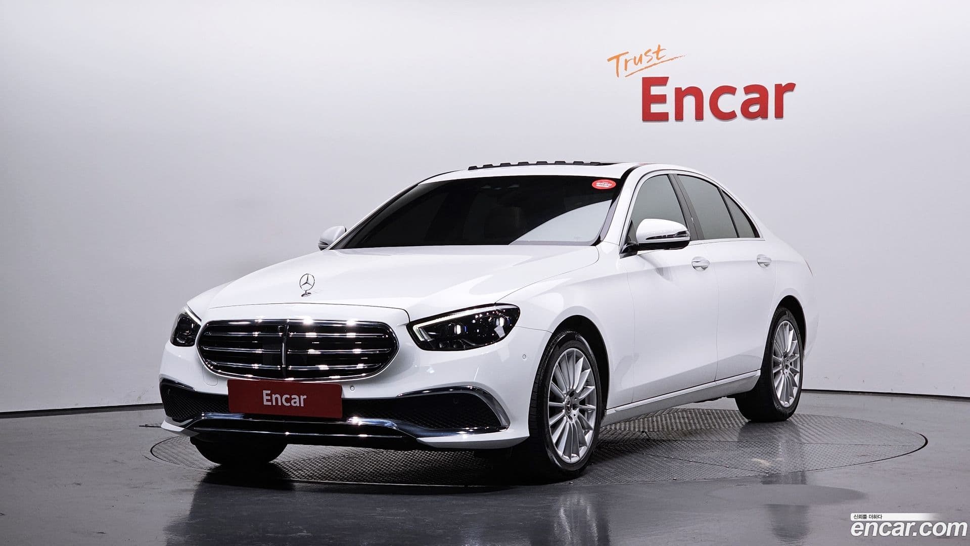 Main__Slider__Photo:E-Class Mercedes-Benz 2022.0-0