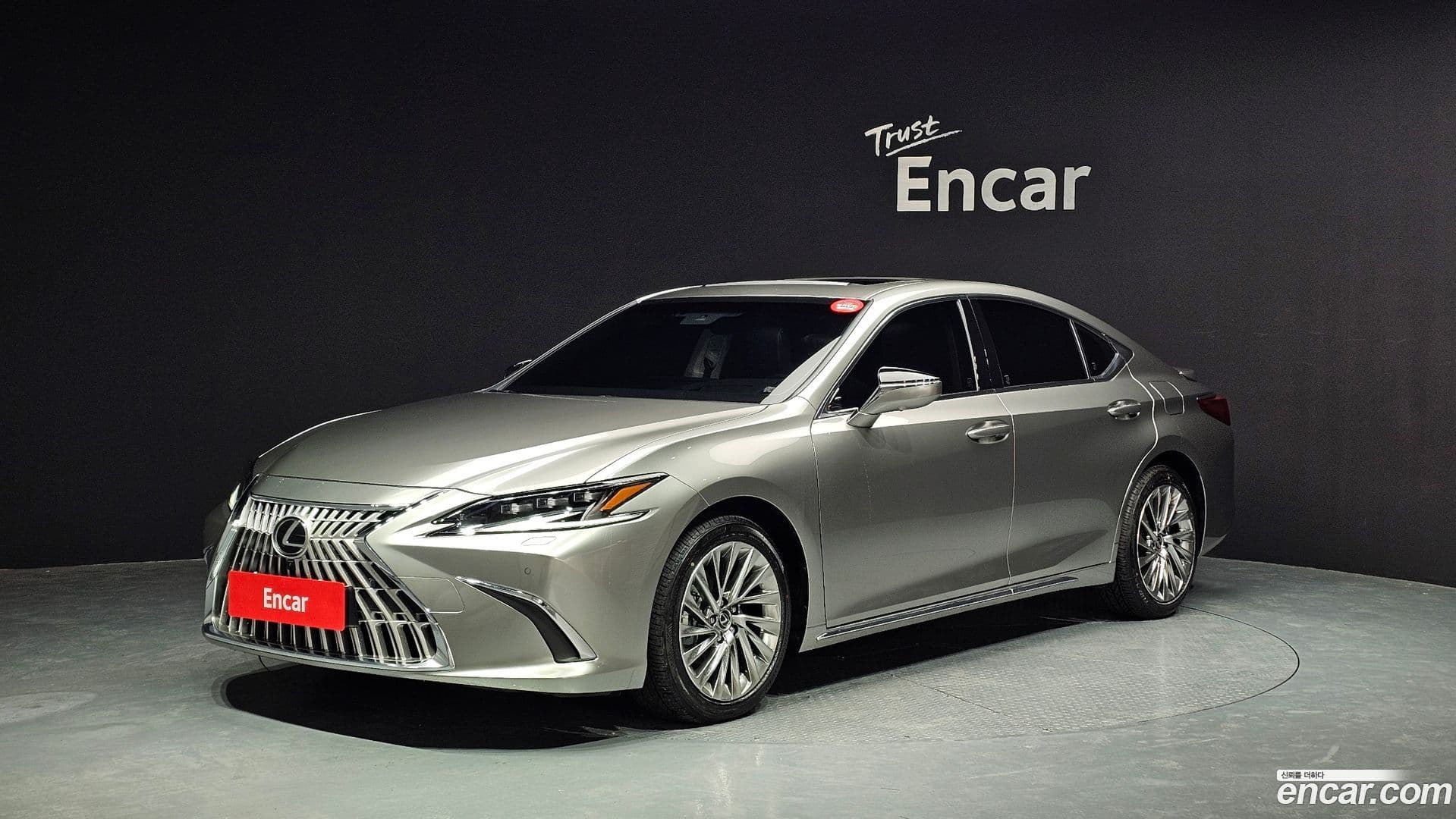 Main__Slider__Photo:ES Lexus 2025.10-0