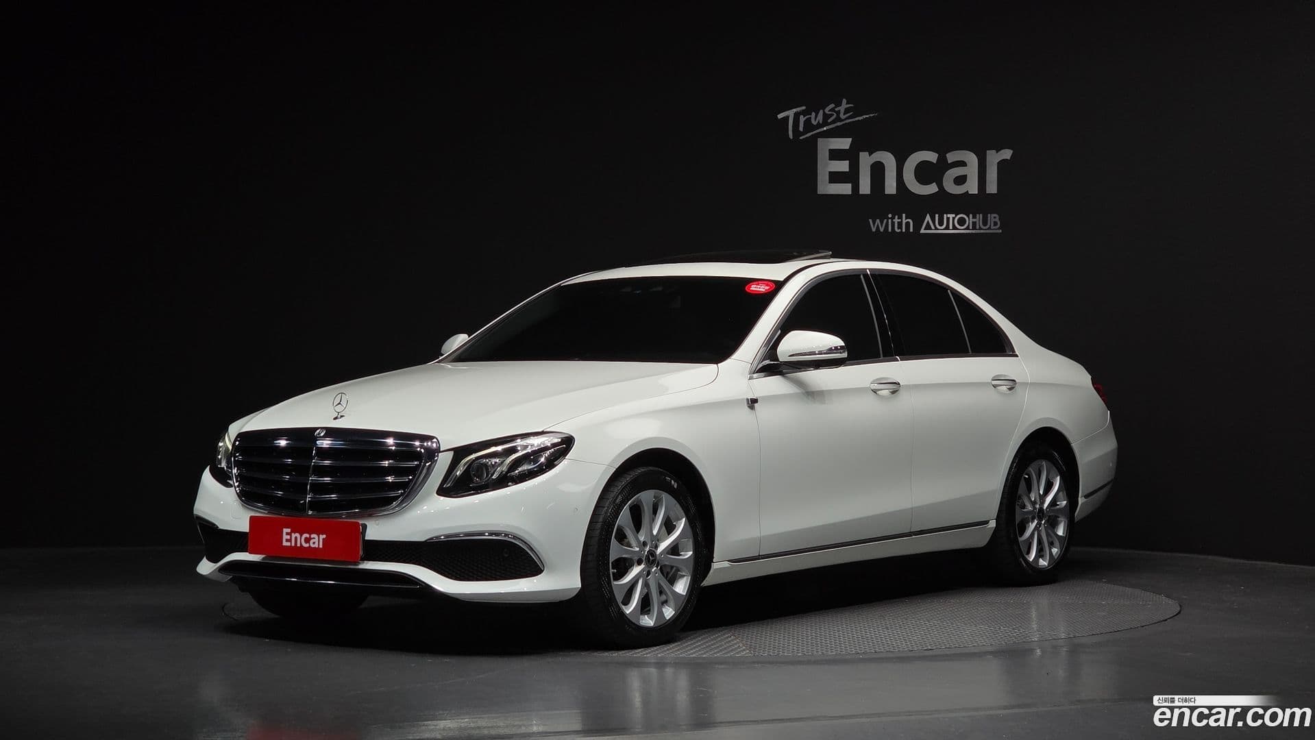 Main__Slider__Photo:E-Class Mercedes-Benz 2018.10-0