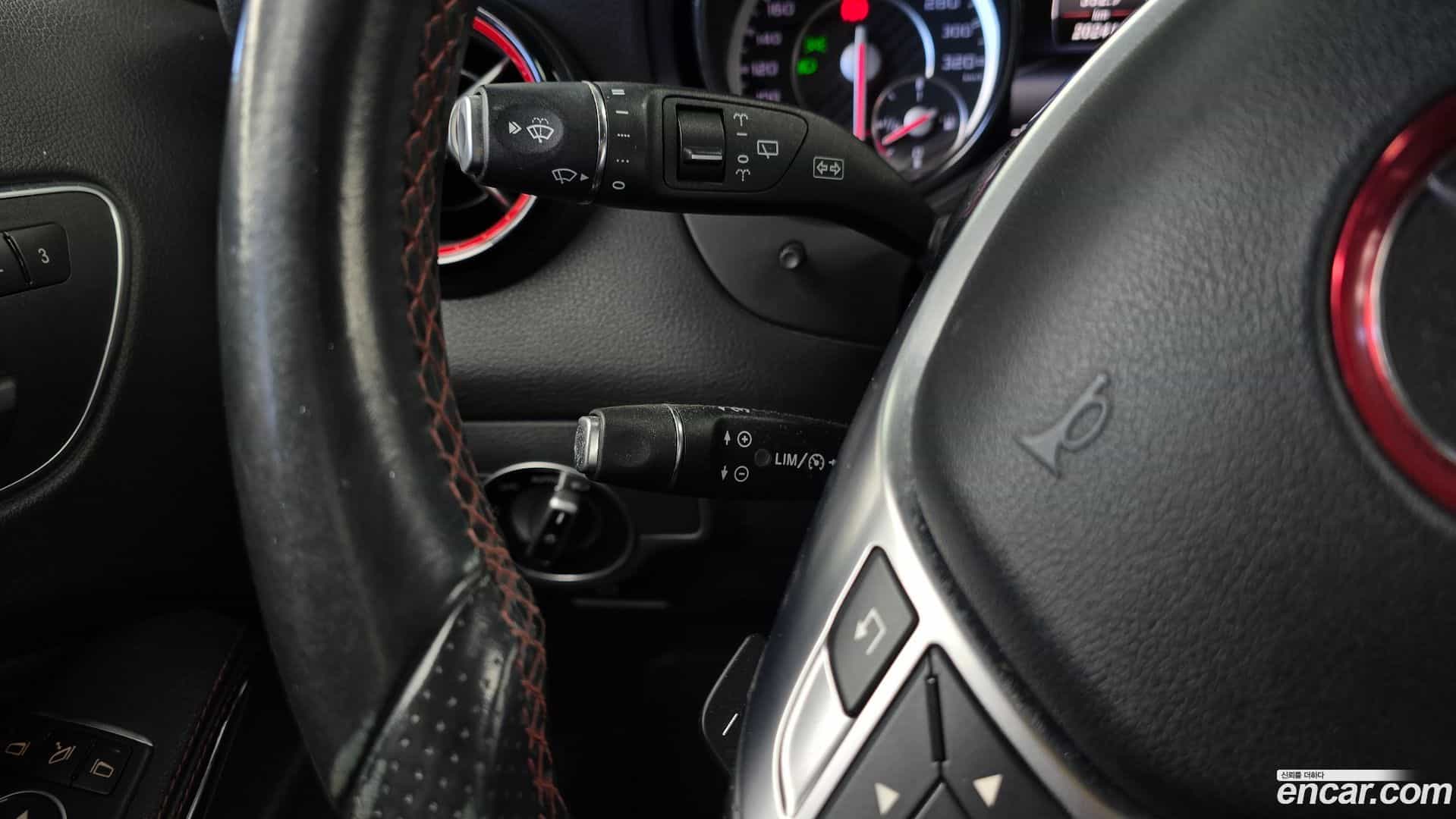GLA-Class Mercedes-Benz 2015.8-INNER-009