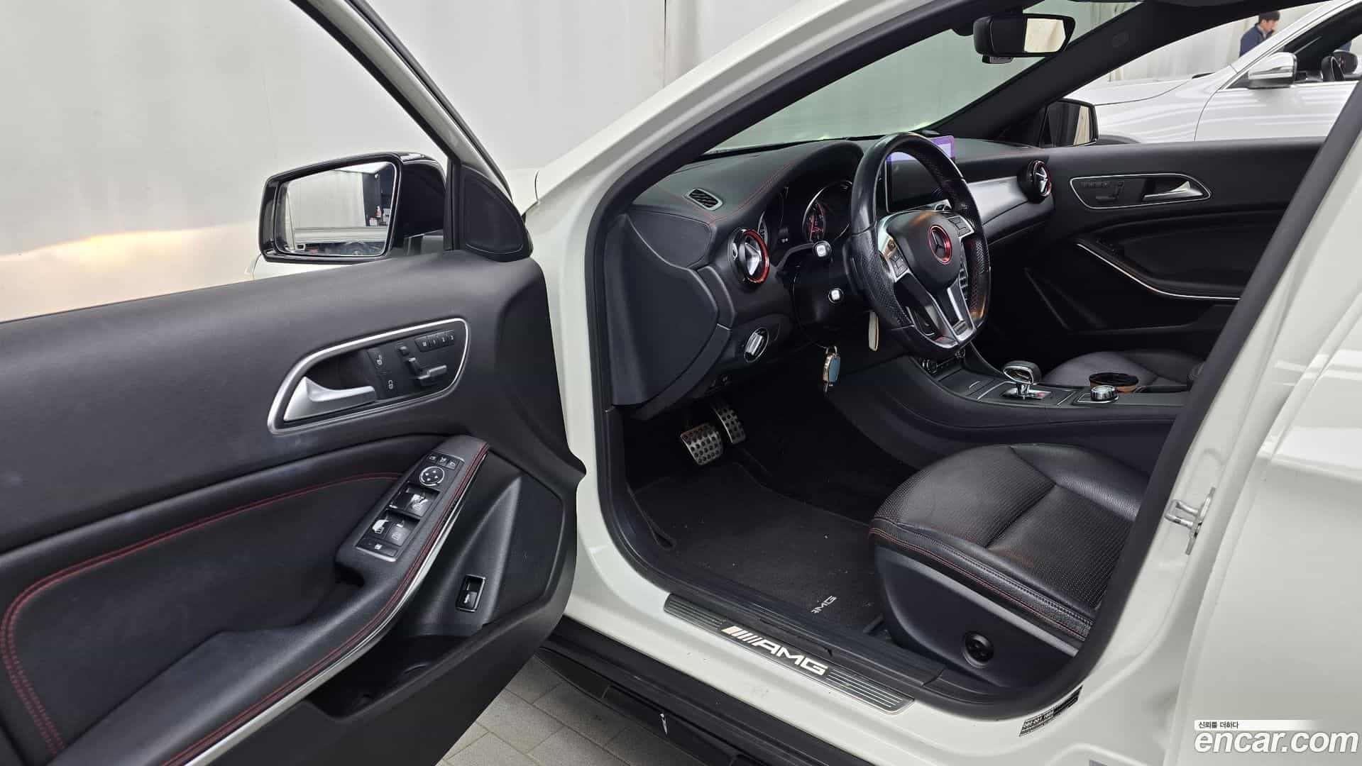 GLA-Class Mercedes-Benz 2015.8-INNER-010