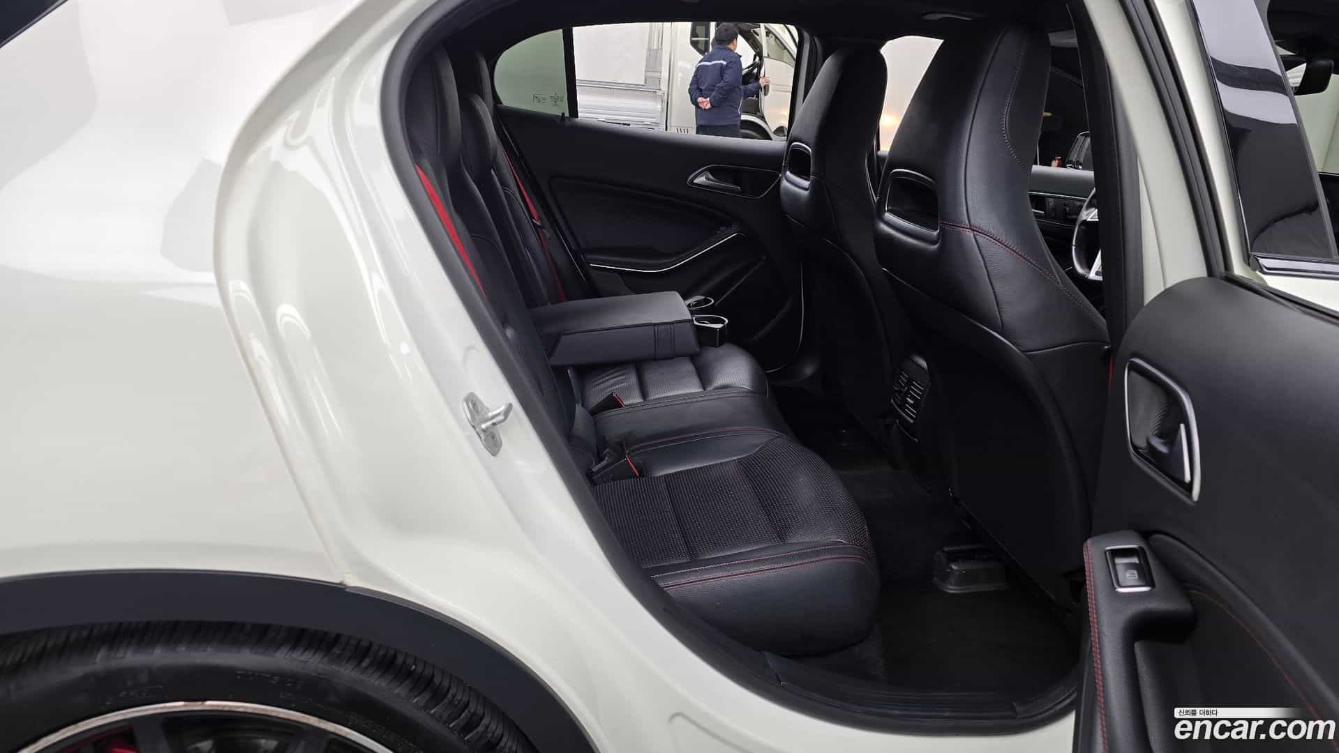 GLA-Class Mercedes-Benz 2015.8-OPTION-016