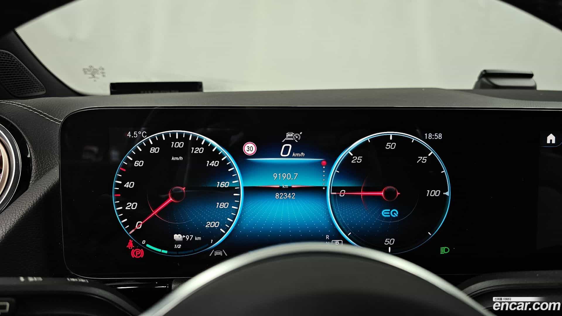 EQA Mercedes-Benz 2021.10-INNER-008