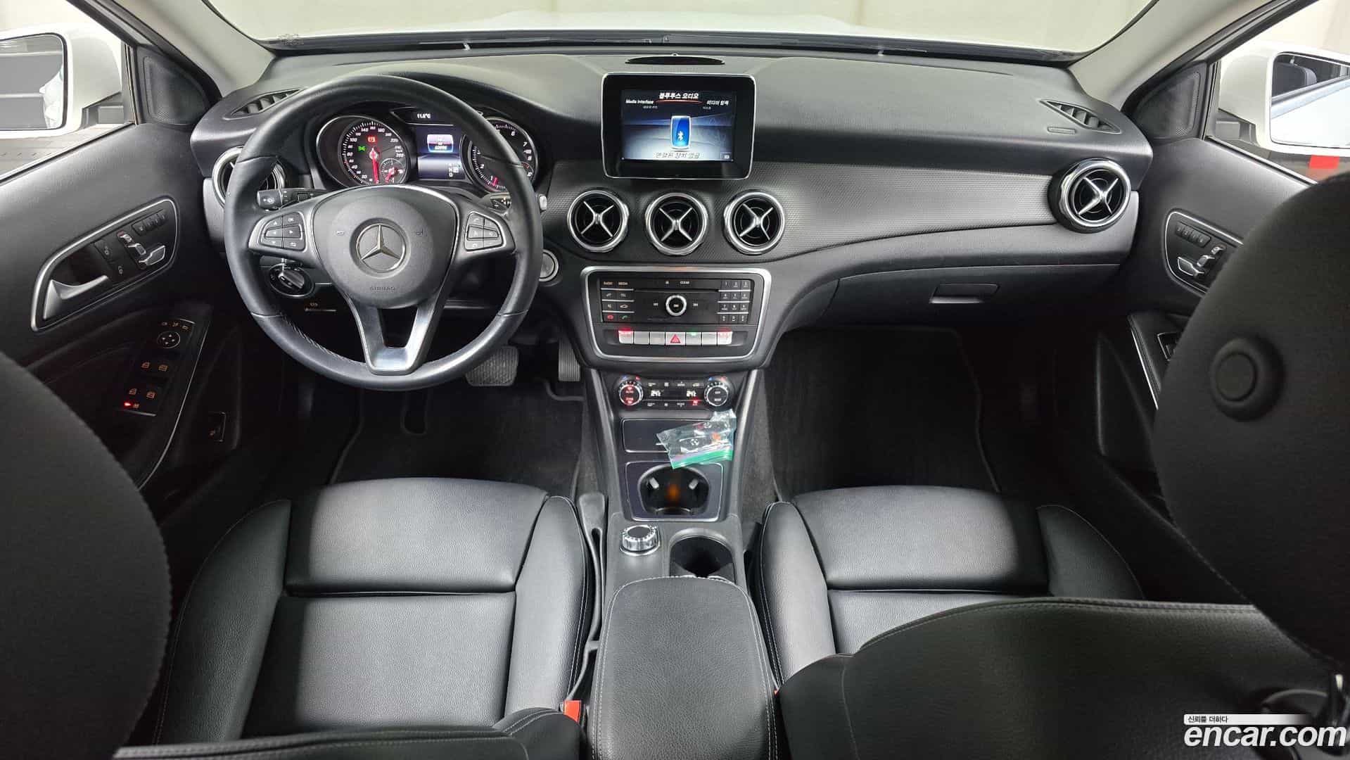 GLA-Class Mercedes-Benz 2018.9-INNER-007