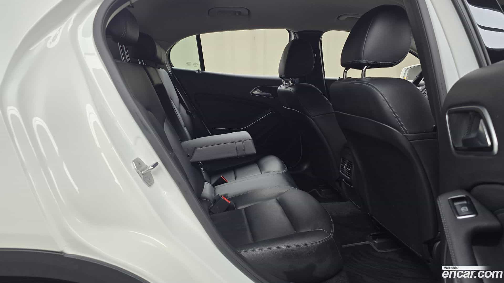 GLA-Class Mercedes-Benz 2018.9-OPTION-016