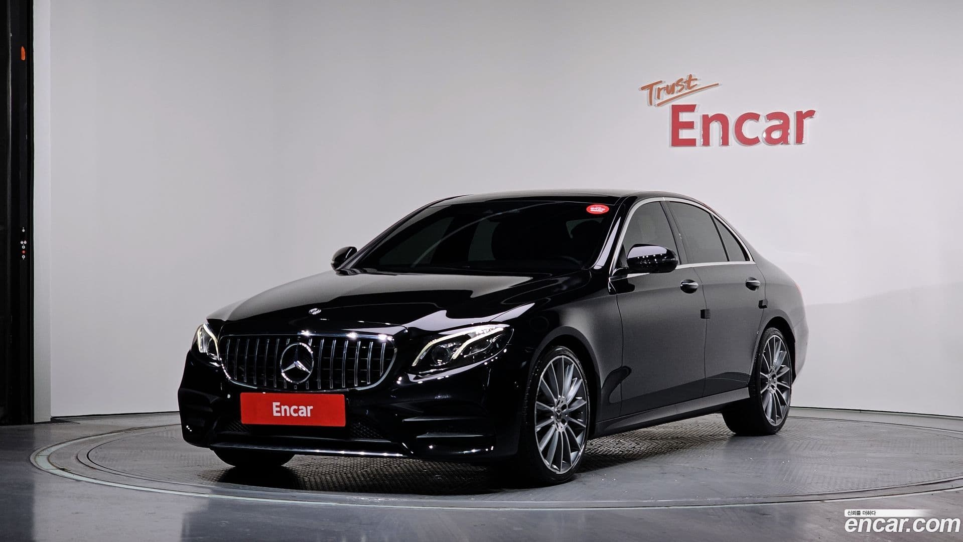 Main__Slider__Photo:E-Class Mercedes-Benz 2017.6-0