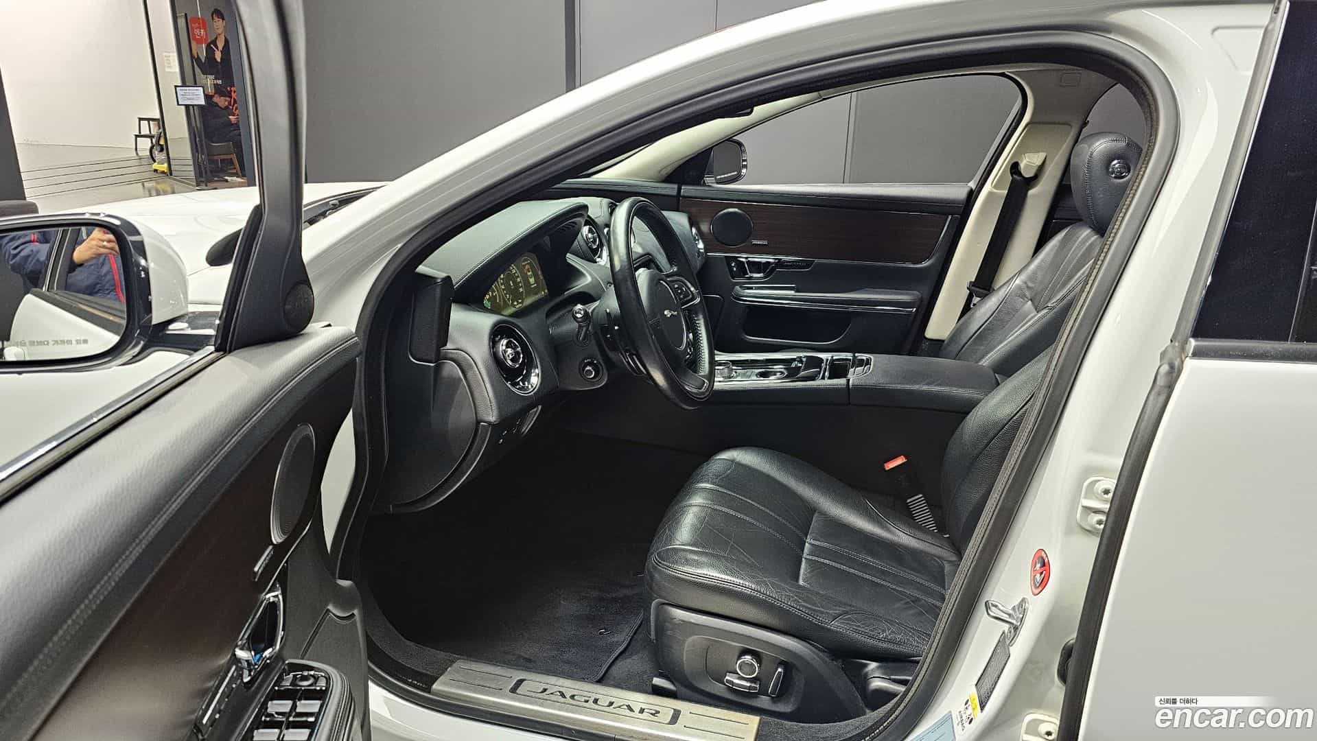 XJ Jaguar 2016.9-INNER-010