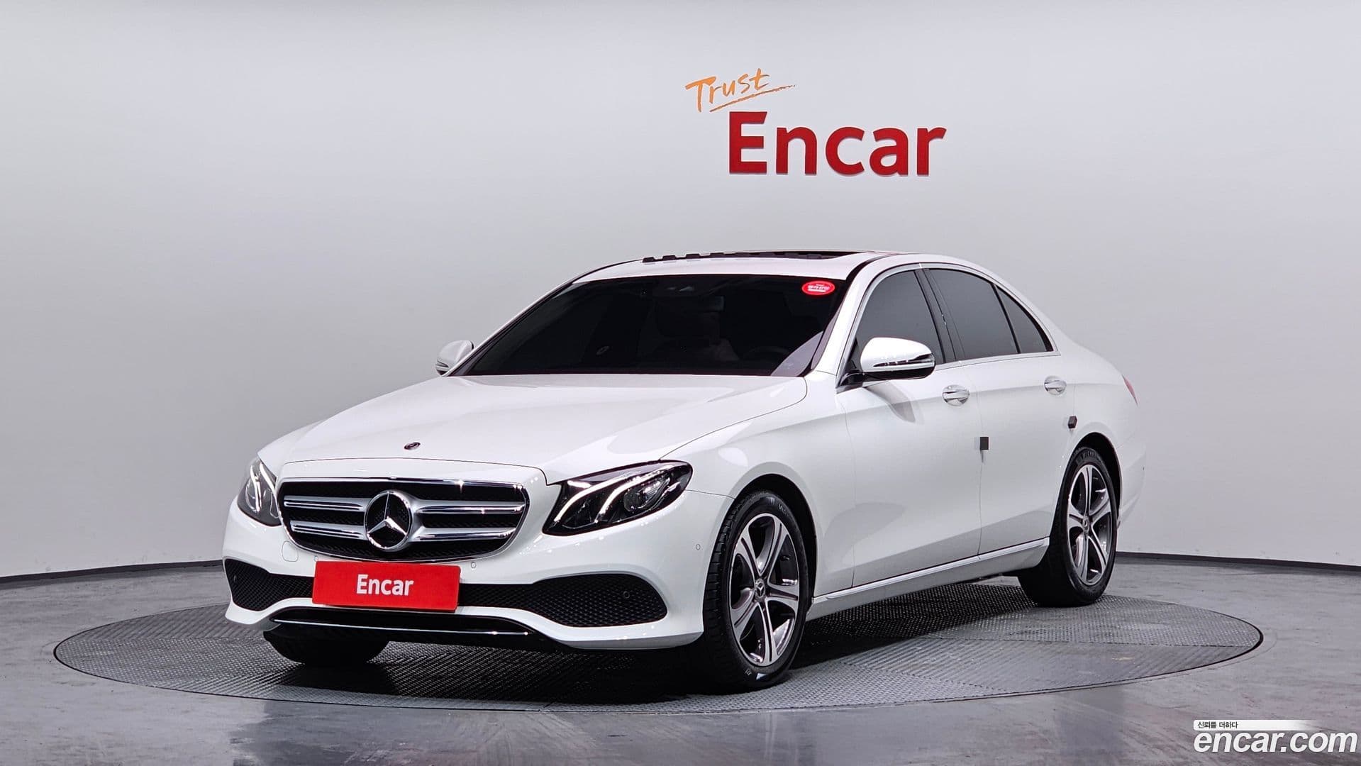 Main__Slider__Photo:E-Class Mercedes-Benz 2019.8-0