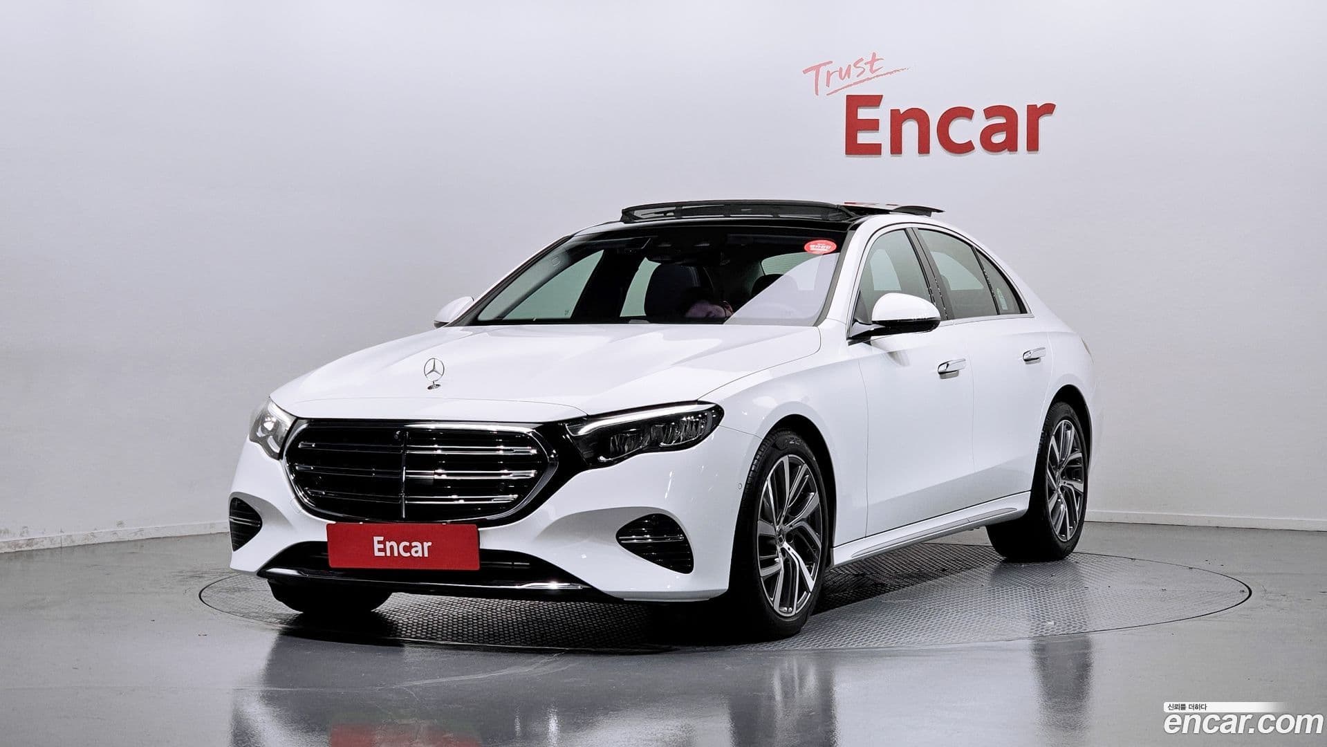 Main__Slider__Photo:E-Class Mercedes-Benz 2024.11-0