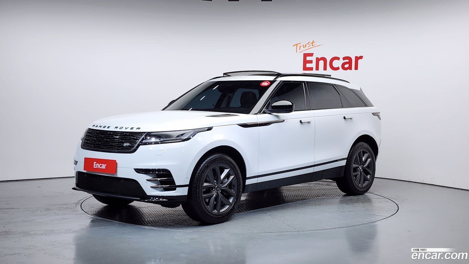 Main__Slider__Photo:Range Rover Velar Land Rover 2024.11-0